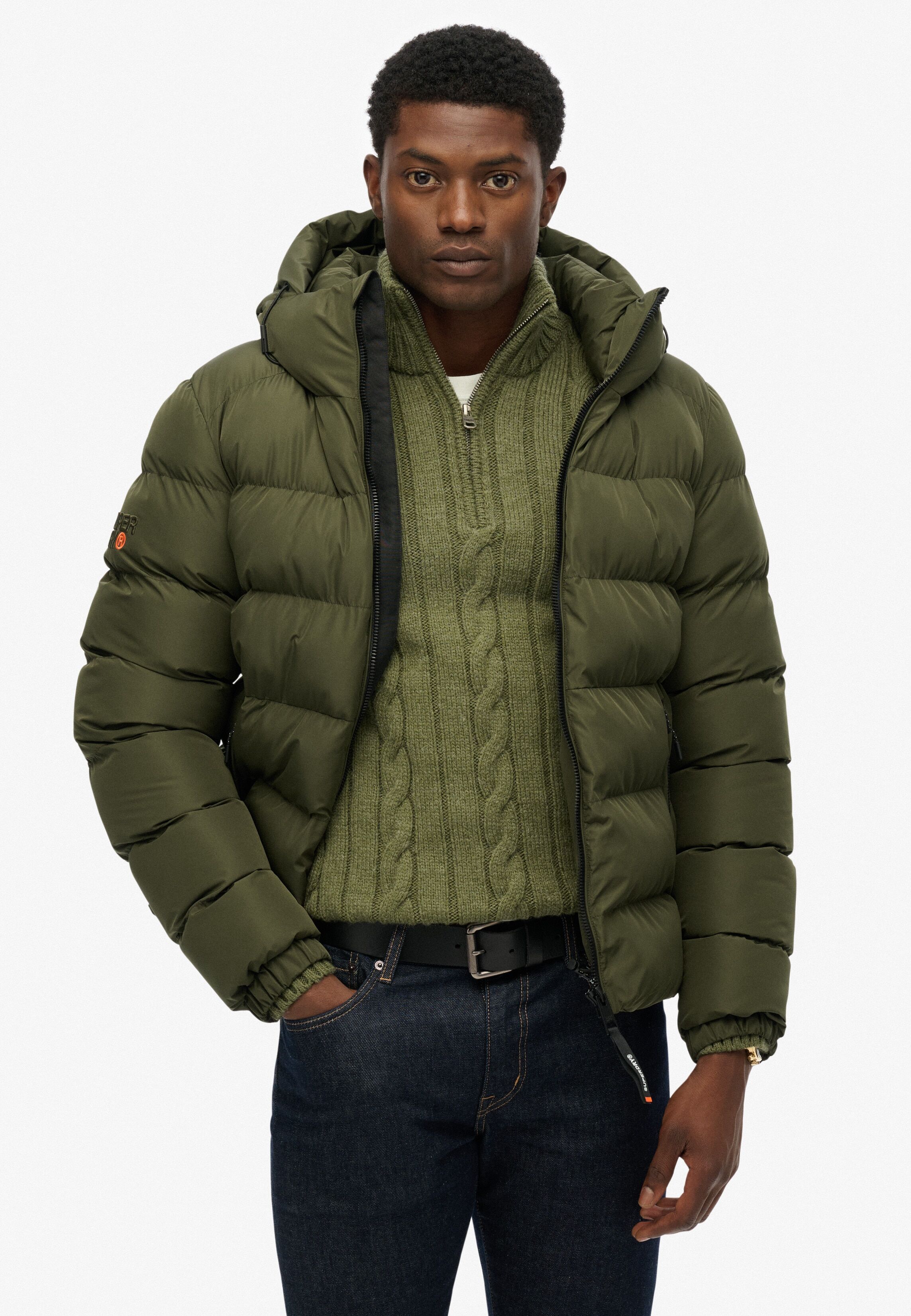 Steppjacke SUPERDRY "HOODED SPORTS PUFFER JACKET", Herren, Gr. XL, grün (army khaki, army khaki), Web, Obermaterial: 100% Polyester, unifarben, relaxed fit normal, elastischer Bund, Jacken Steppjacke, Kunstfaser, relaxed fit army khaki, army khaki XL