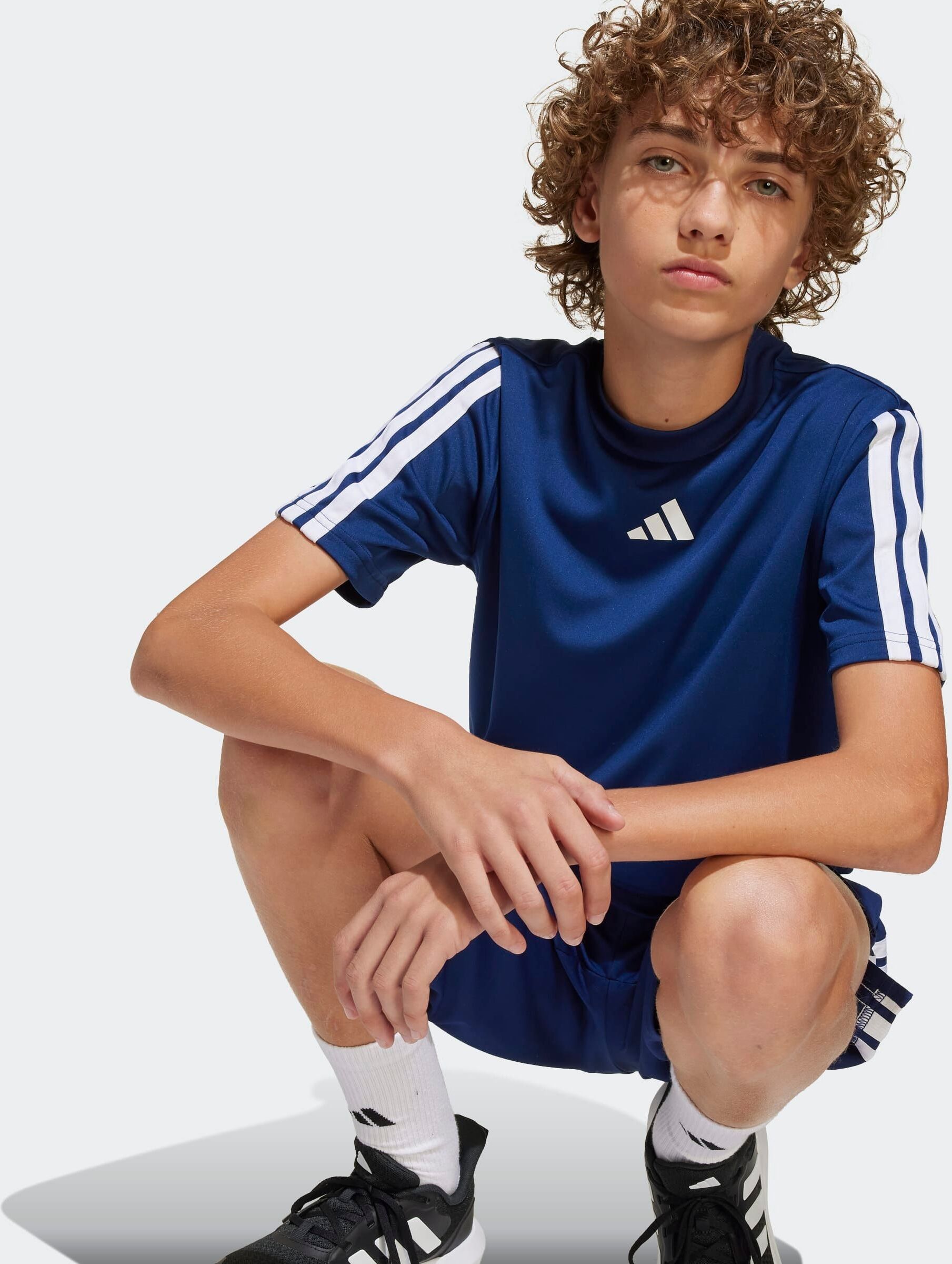 T-Shirt ADIDAS SPORTSWEAR "J TR-ES 3S TEE", Jungen, Gr. 140, blau (dunkelblau, weiß), Obermaterial: 100% Polyester, Shirts T-Shirt, für Kinder, mit climacool Technologie, aus Polyester dunkelblau, weiß 140