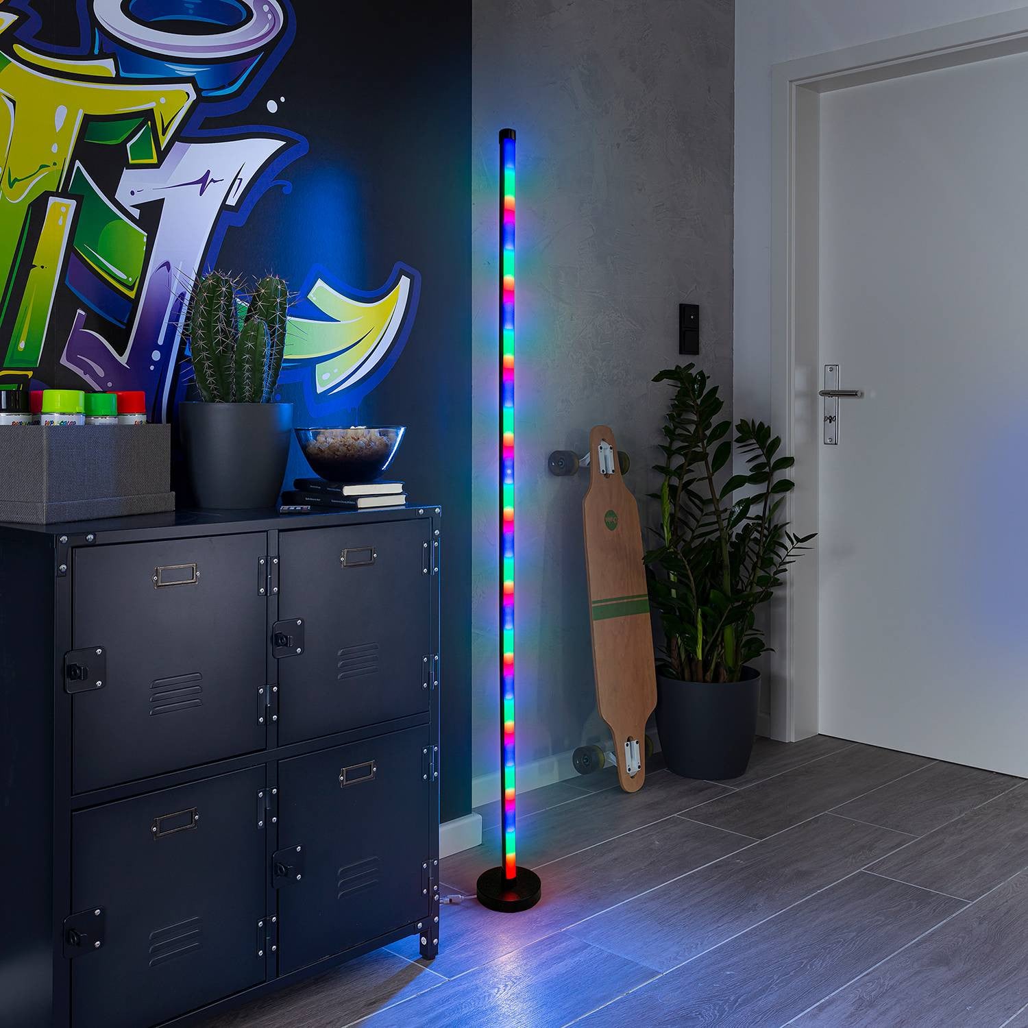 home24 Staande LED-lamp met bewegingssensor, zwart, Ø 3 cm