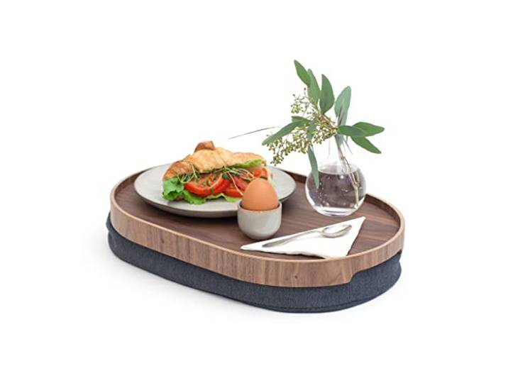 Bosign. Knietablett Laptray mit Sitzsack-Kissen für Frühstück, Abendessen. Rutschfestes Tablett. Abnehmbarer und waschbarer Kissenbezug. Natürliches Walnussholz. Graues Kissen. M (39x 26x6,5 cm)