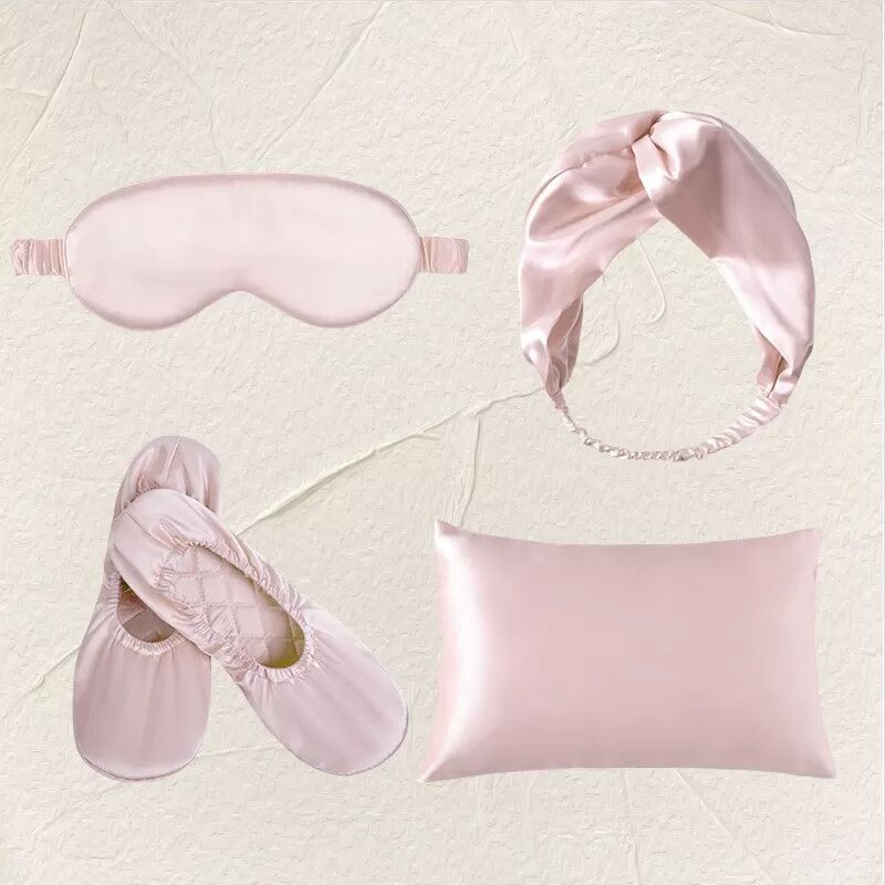 INF 19 Momme Seide Reise-Set: Augenmaske, Kissenbezug, Haarband & Hausschuhe für erholsamen Schlaf Rosa