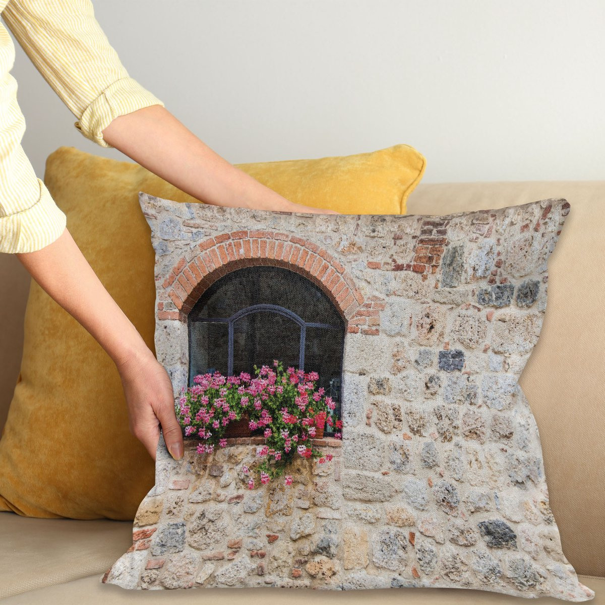 ABAKUHAUS Tuscan Sierkussenhoes - Decoratieve Vierkante Kussenhoes met Gothic Architectuur - 70 x 70 cm - Ivoor, Roze en Salmon