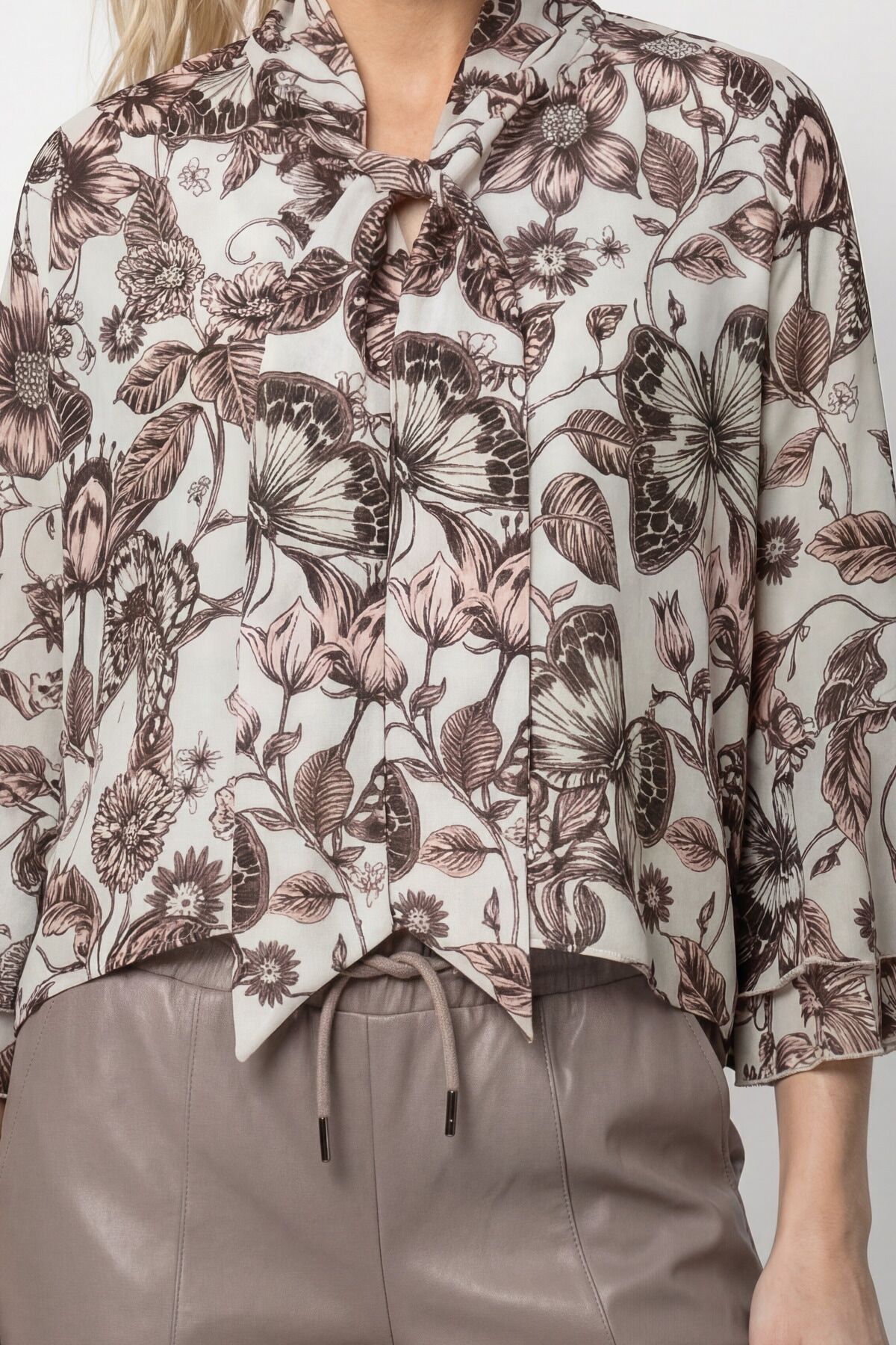 Klassische Bluse MONARI "Bluse Blume allover", Damen, Gr. 40, braun (braun gem), Web, Obermaterial: 100% Polyester, geblümt, regular fit taillenbedeckt, Rundhals, Trompetenärmel gerader Abschluss, Blusen Klassische Bluse, Regular fit mit Blumenmuster brau