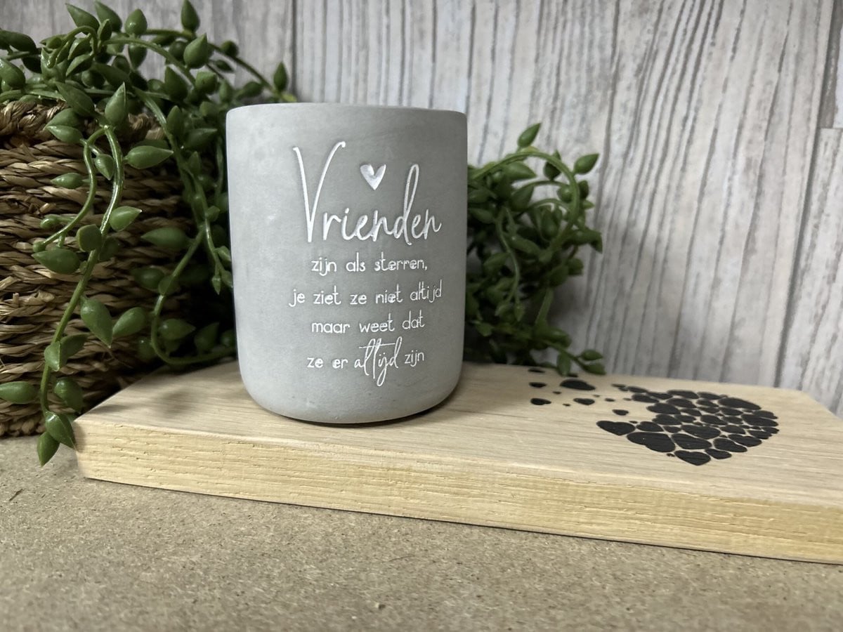 Creaties van Hier Cement Candle Vrienden met houten plankje - 8 cm - Grijs