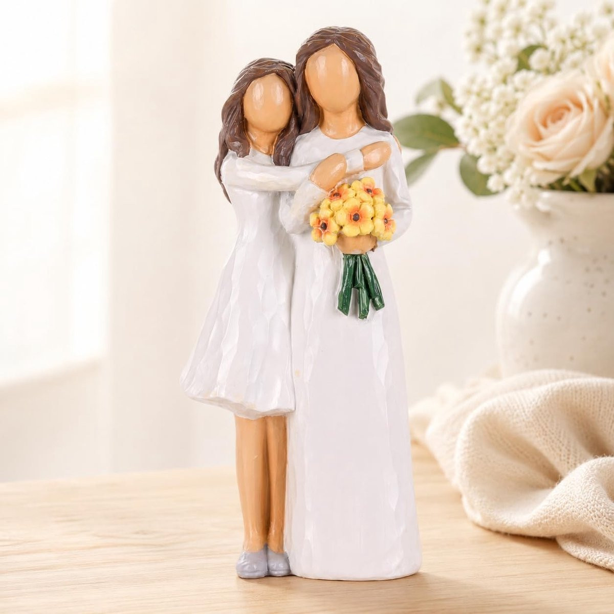 SolidKeus Handgeschilderd Beeldje van Moeder en Dochter met Gele Bloemen