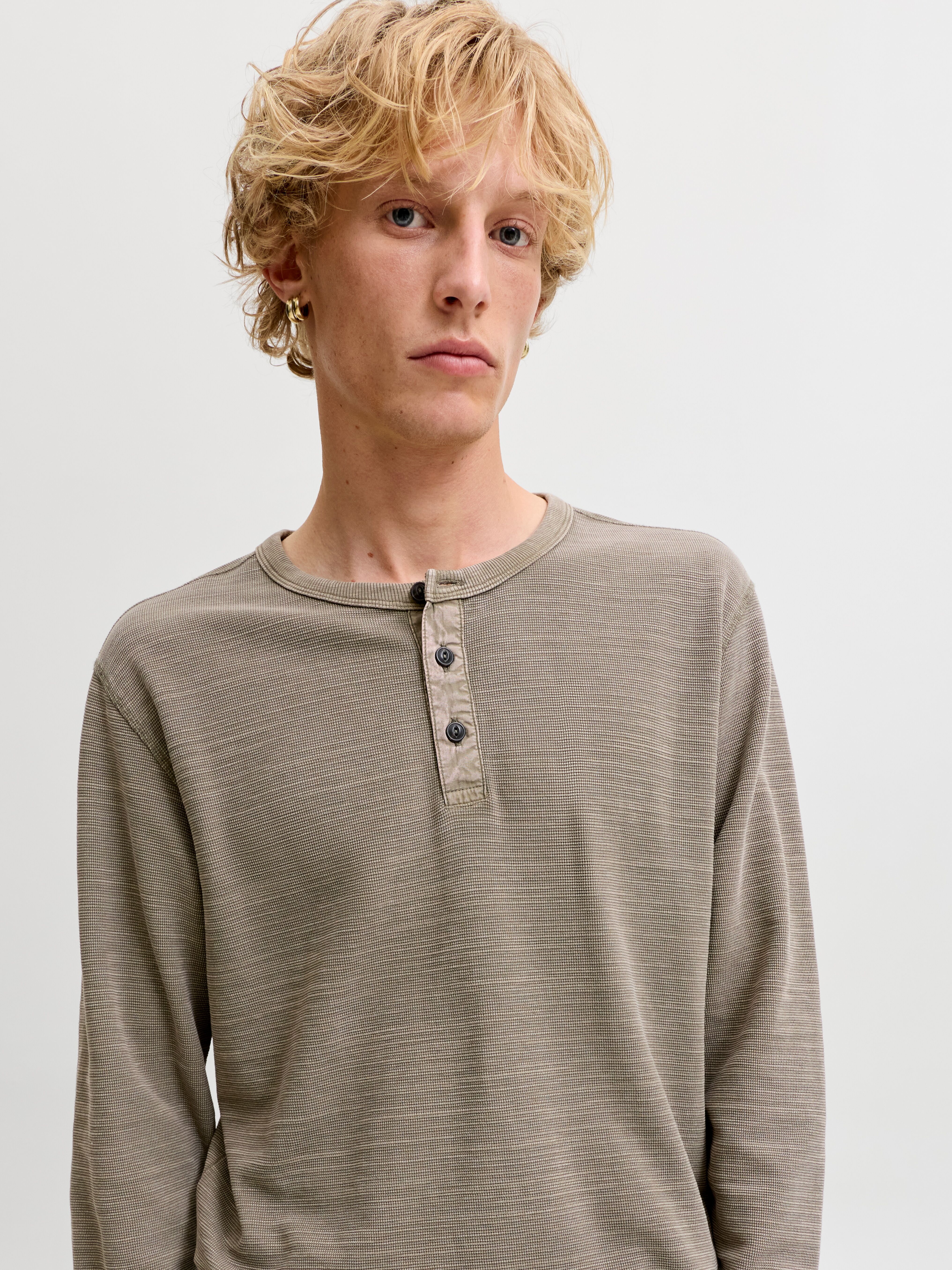 Langarmshirt JACK & JONES "JPRBLUAARON LS HENLEY TEE", Herren, Gr. L, braun (crocodile), Jersey, Obermaterial: 97% Baumwolle, 3% Polyester, unifarben, regular fit normal, Rundhals, Shirts Langarmshirt, Baumwollmischung, regular fit crocodile L