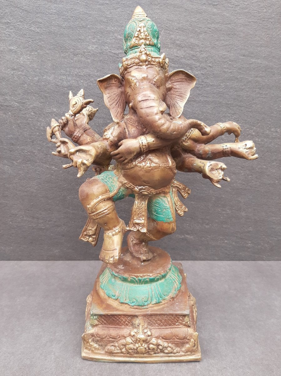 Bronzen beeld van de dansende achtarms Ganesh Ganapati Barong uit Indonesië voor op tafel