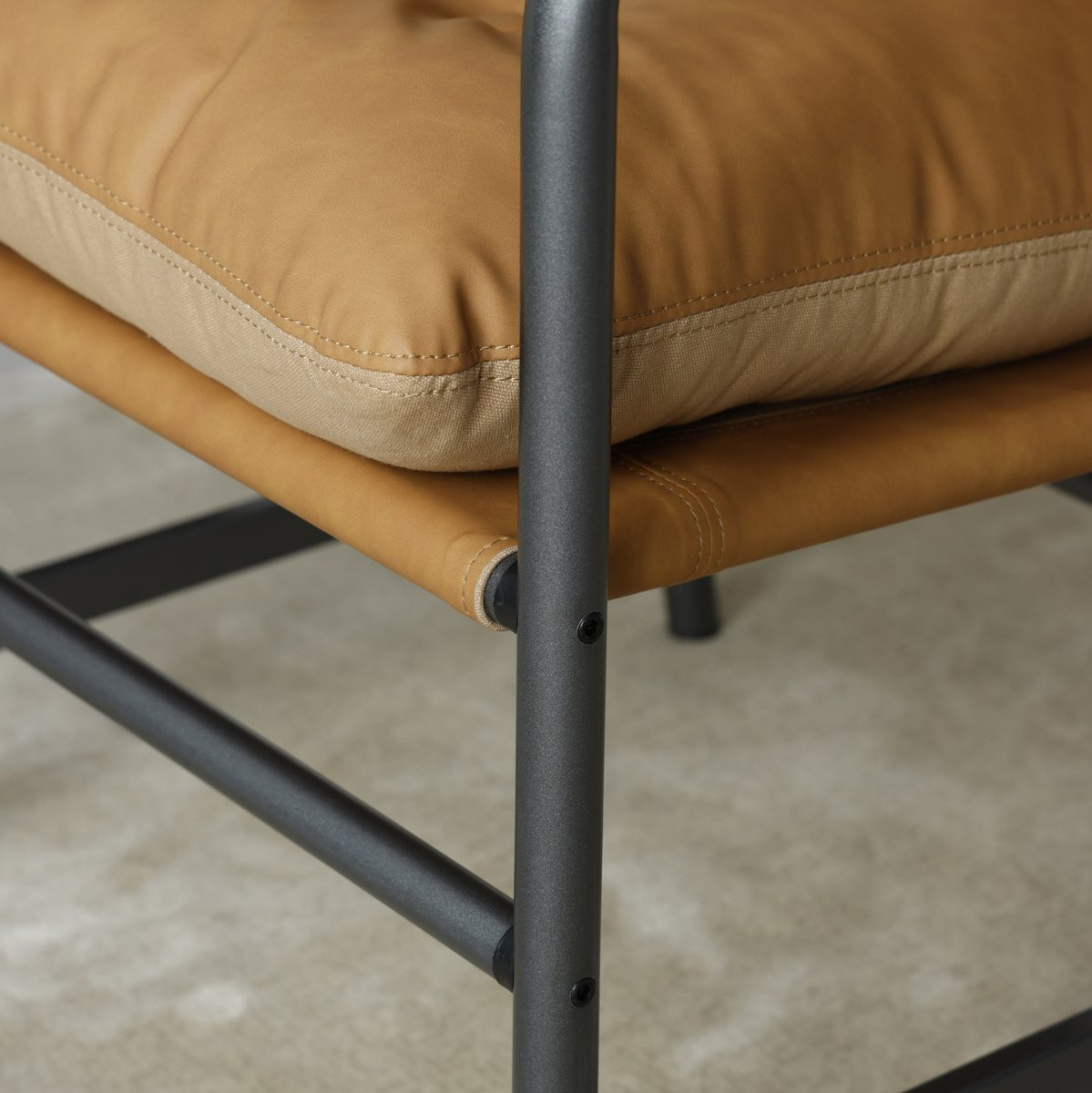 OKWISH Fauteuil met armleuningen, bruine leren zitting en zwart metalen frame