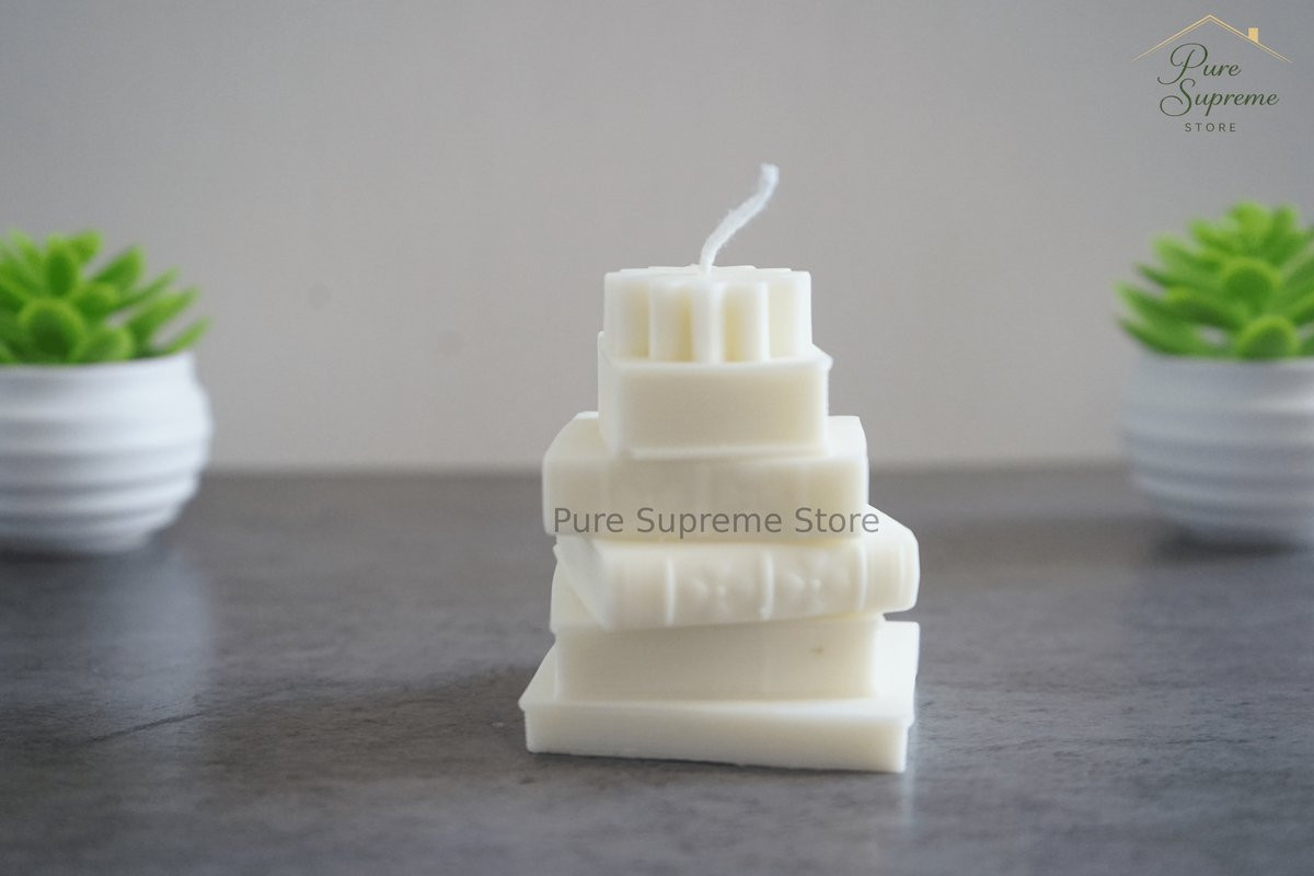 Handgemaakte decoratieve kaars boekenstapel wit van Pure Supreme Store