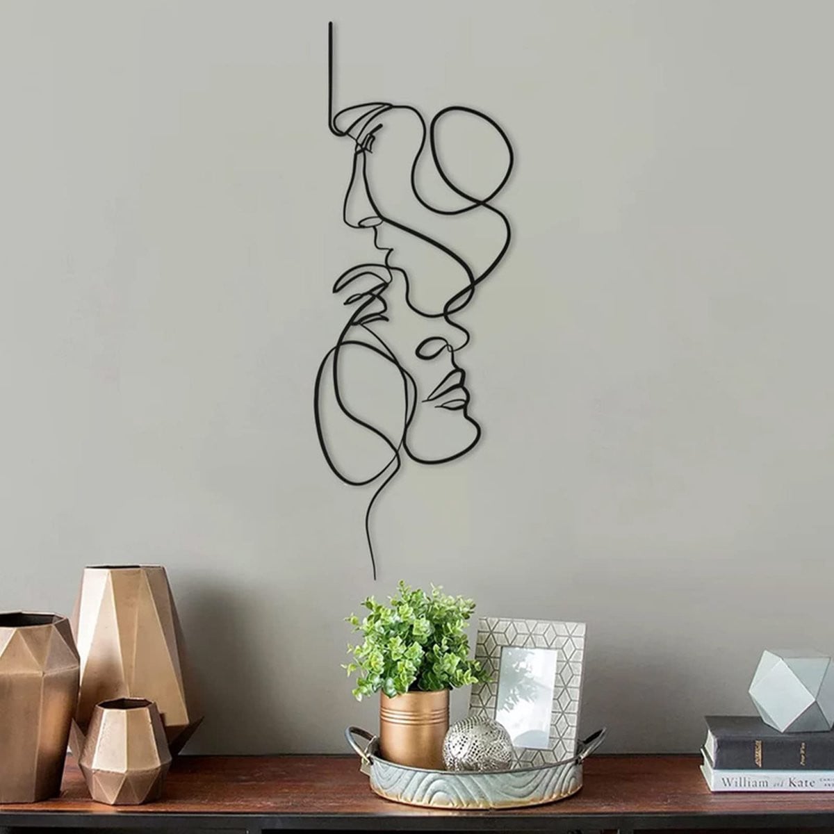Ibenzoa Abstracte Metalen Wanddecoratie met Grafisch Silhouet voor een Modern Interieur