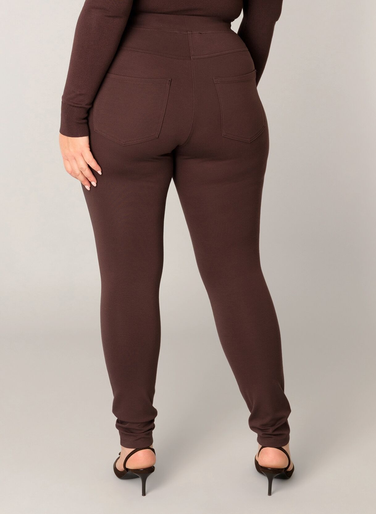 Jeggings BASE LEVEL CURVY "Arnika", Damen, Gr. 46, N-Gr, braun, Web, Obermaterial: 65% Viskose, 30% Nylon, 5% Elasthan, figurbetont knöchellang, Hosen Jeggings, mit Badge braun 46, N-Gr