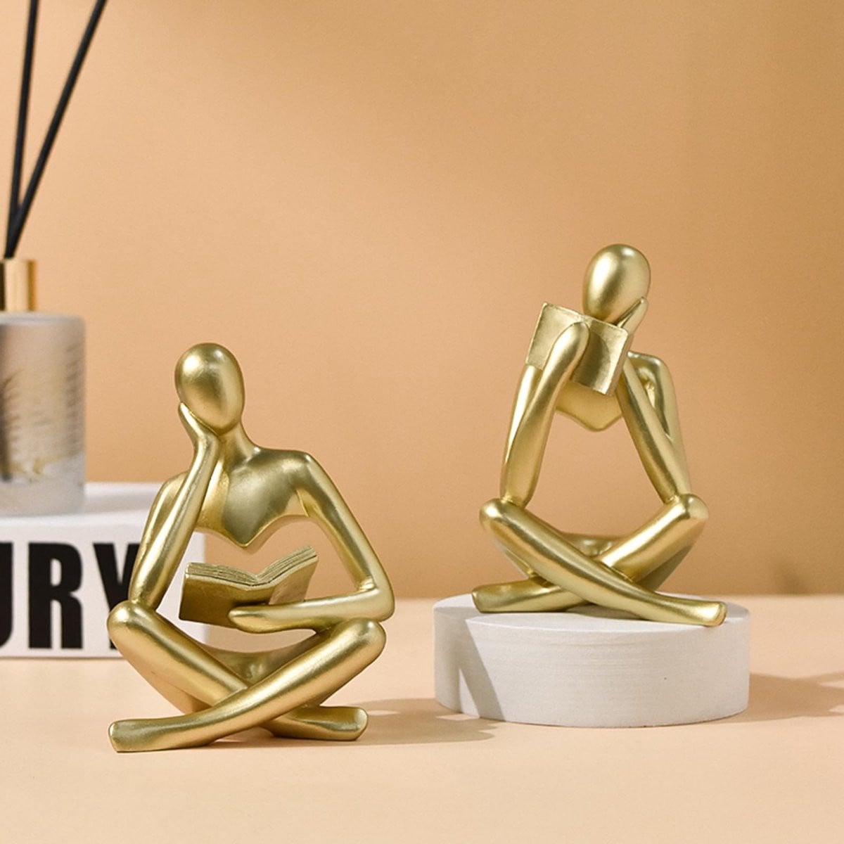Dailygoods Gouden Denker Standbeeld - Abstract Decoratief Beeldje voor Binnen - Breedte: 8 cm, Hoogte: 11,9 cm