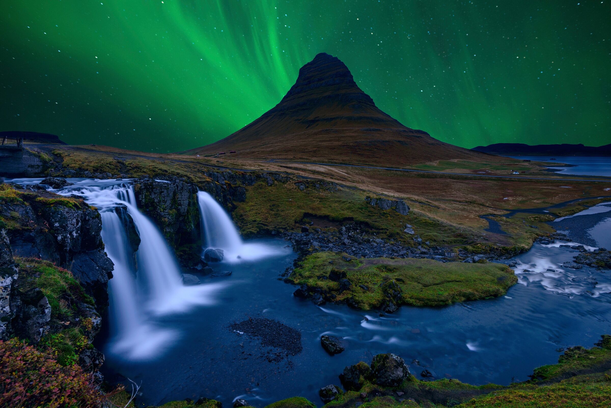 Fototapete PAPERMOON "Photo-Art ALVARO ROXO, KIRKJUFELL UNTER EINEM BOREALEN GRÜNEN HIMMEL", bunt, B:3,5m L:2,6m, Vlies, Tapeten, Fototapete bunt B/L: 3,5m x 2,6m, Bahnen: 7 Stk.