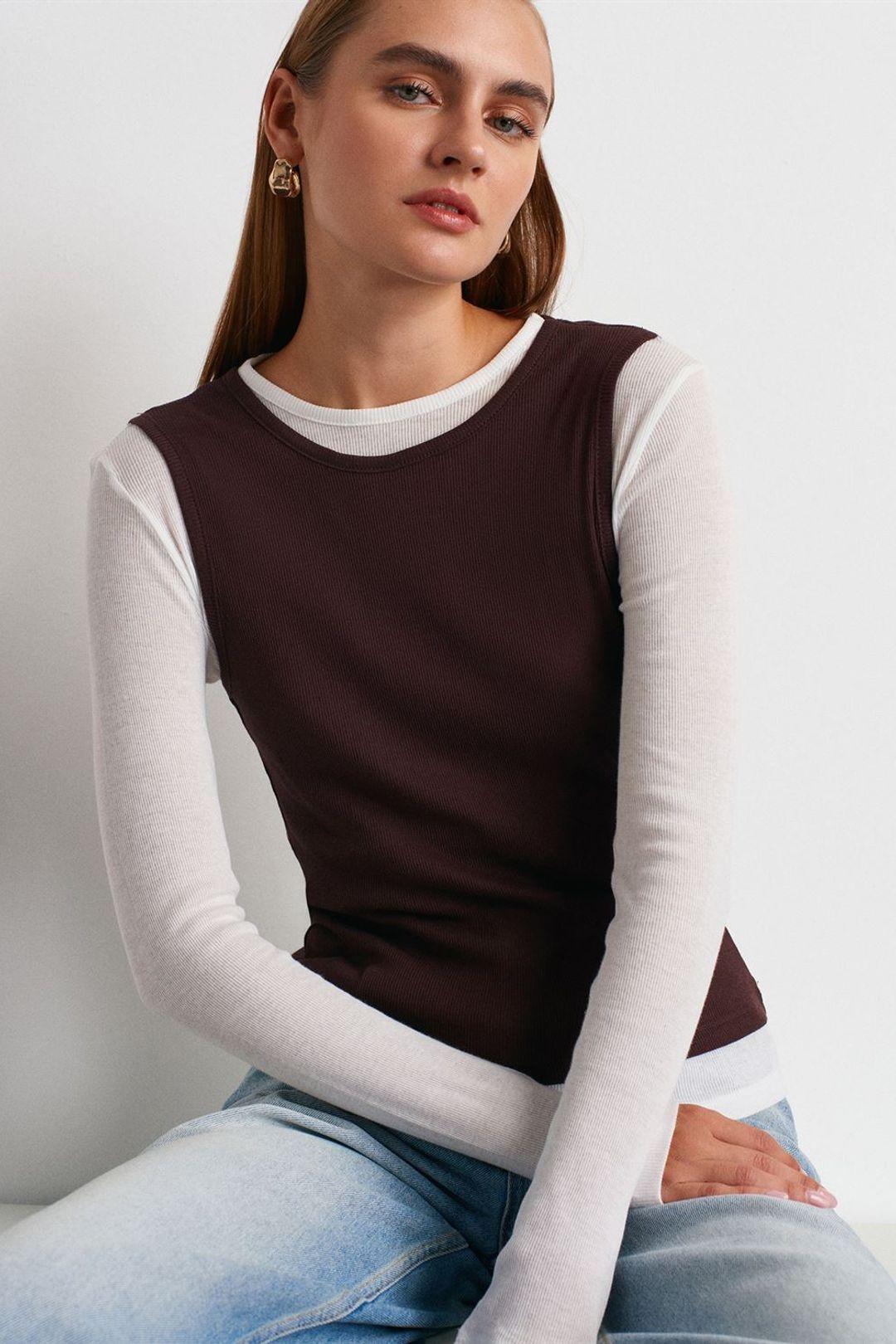 Taillierte Baumwollbluse mit Rundhalsausschnitt und langen Ärmeln