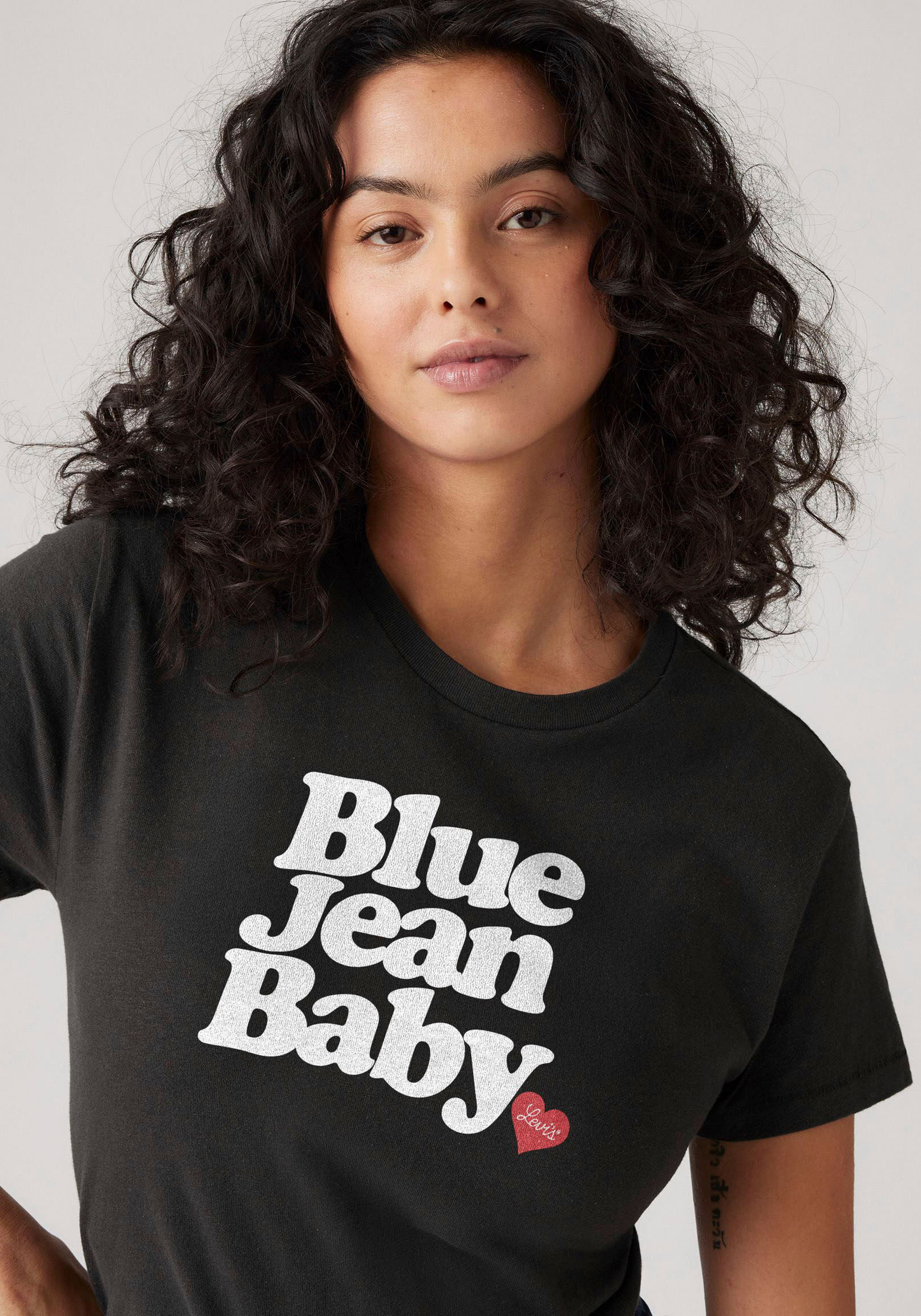 T-Shirt LEVI'S, Damen, Gr. M (38), blau (blau jean baby pirat), Jersey, Obermaterial: 100% Baumwolle, bedruckt, normal hüftlang, Rundhals, Shirts T-Shirt blau jean baby pirat M (38)