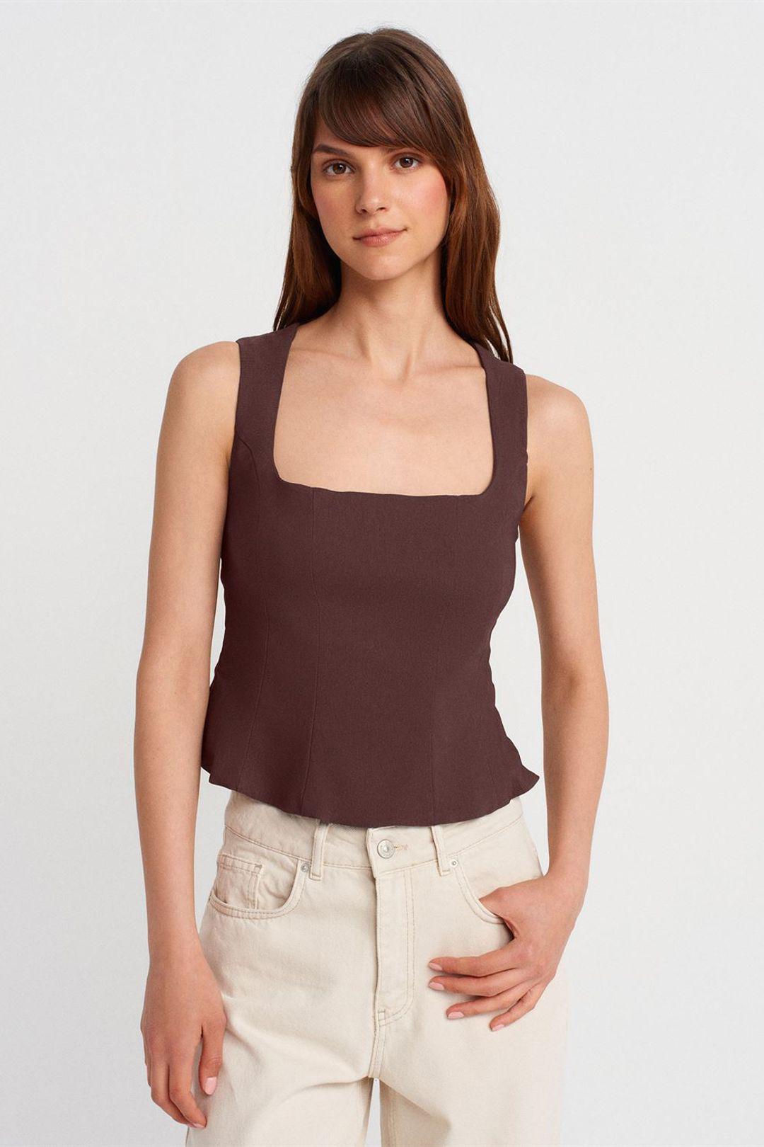 Taillierte ärmellose Bluse mit quadratischem Ausschnitt