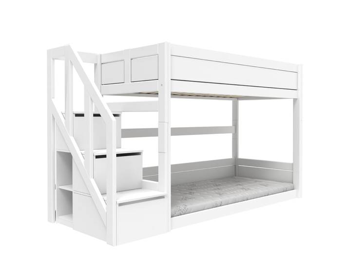 Niedriges Etagenbett mit Treppe
