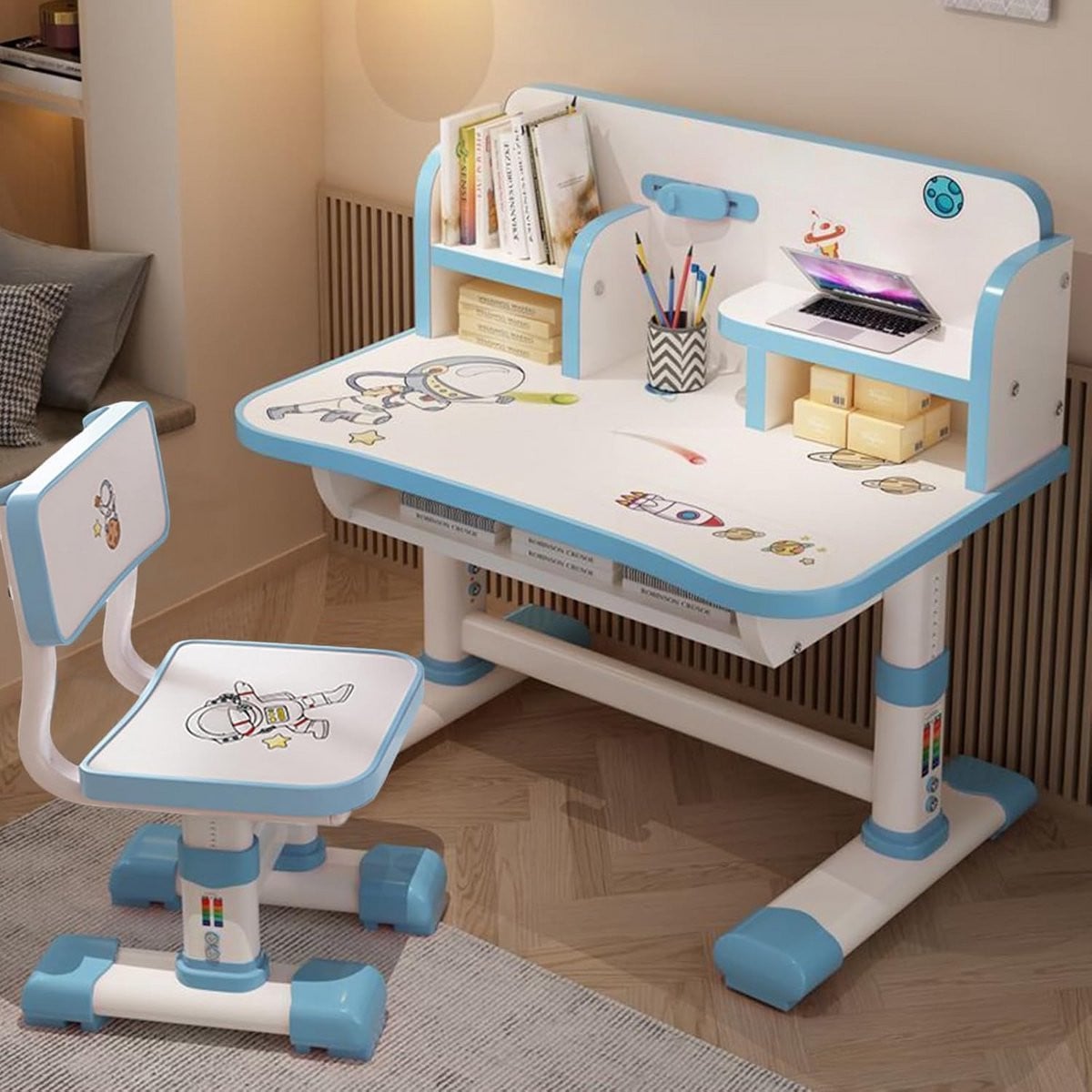 In hoogte verstelbaar kinderbureau met stoel en astronautenprint