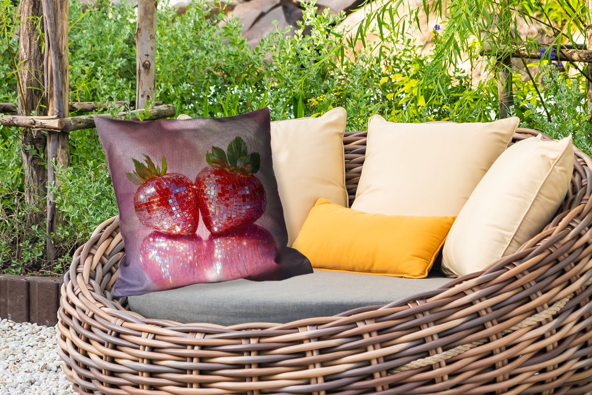 Weerbestendig buitenkussen Disco Fruit Strawberry met glitter, 50 x 50 cm
