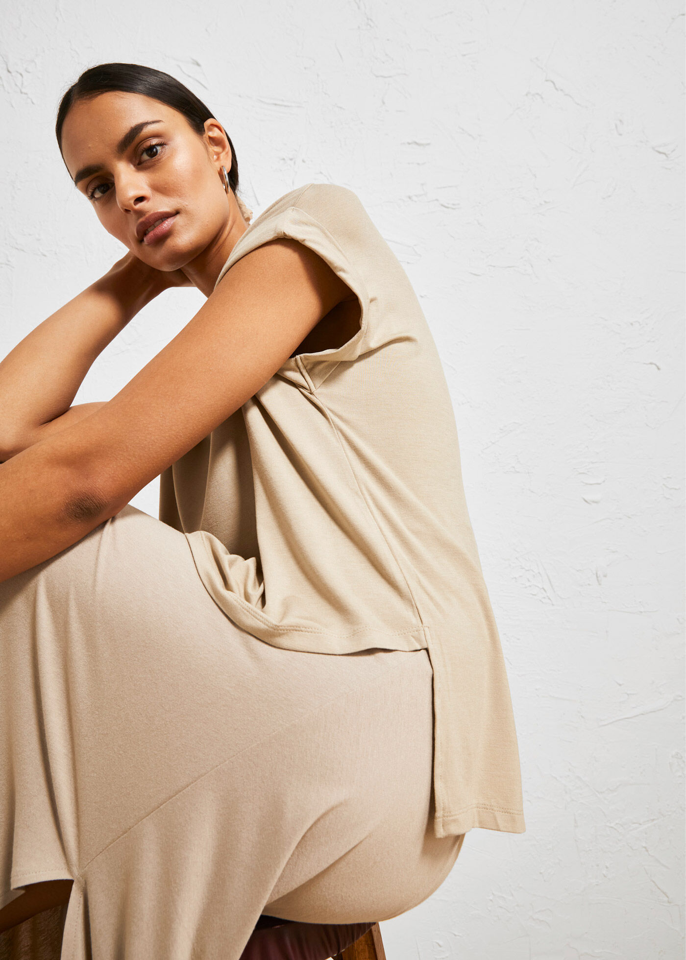 Oversize-Shirt BONPRIX "Oversize-Shirt aus fließender Viskose", Damen, Gr. 40/42 (M), beige (sand), Obermaterial: 95% Viskose, 5% Elasthan, oversize, Shirts Oversize-Shirt, oversize Passform, Kurzarm, für warme Tage, aus Viskose