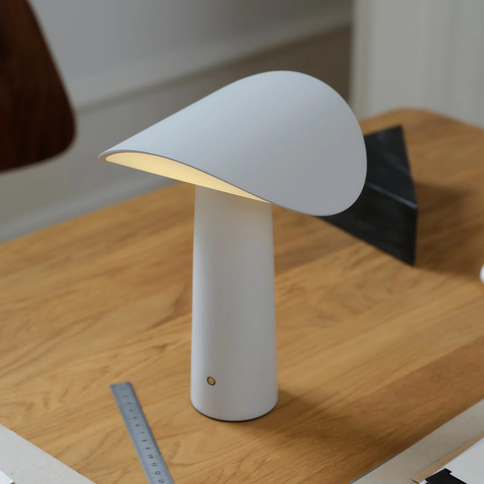GEJST Lium LED tafellamp met USB en batterij, grijs, modern aluminium design