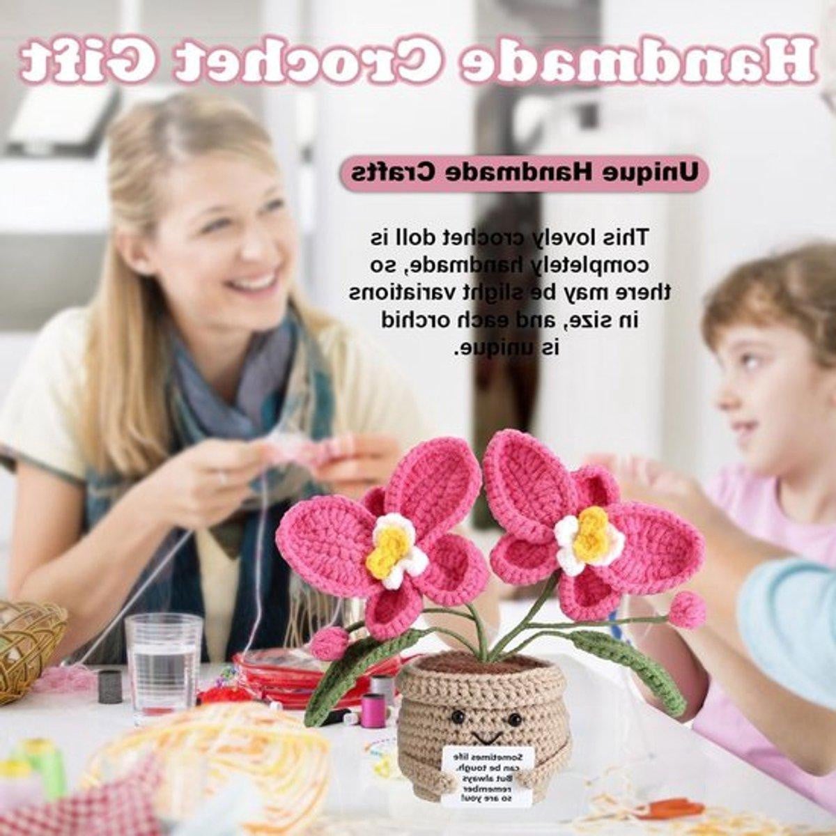 Gehaakte orchidee met positieve boodschap, roze decoratie voor op tafel