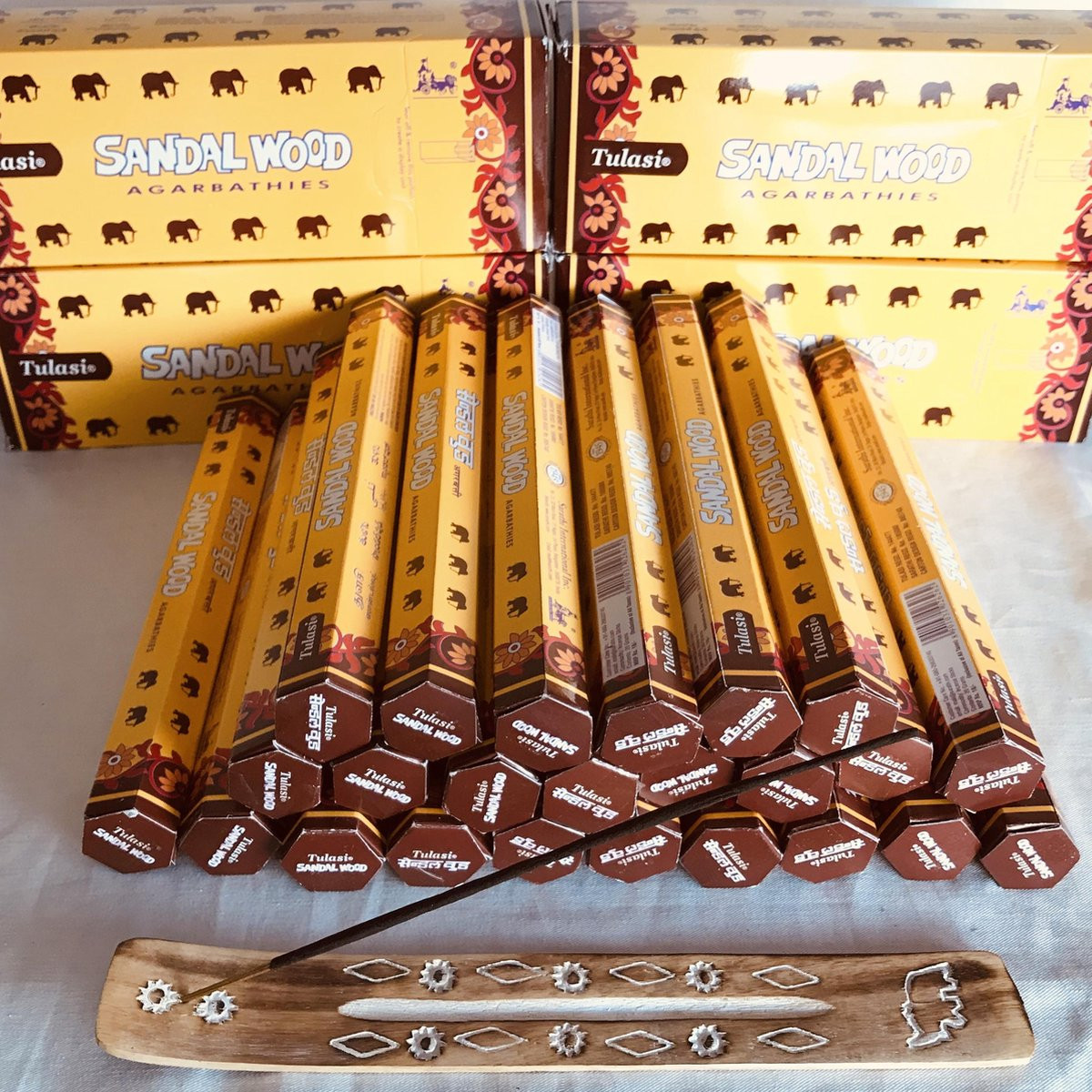 Tulasi Sandalwood Agbathies Wierook - 24 Pakjes à 20 Stokjes (480 Stokjes) inclusief gratis Mangowood Wierookhouder
