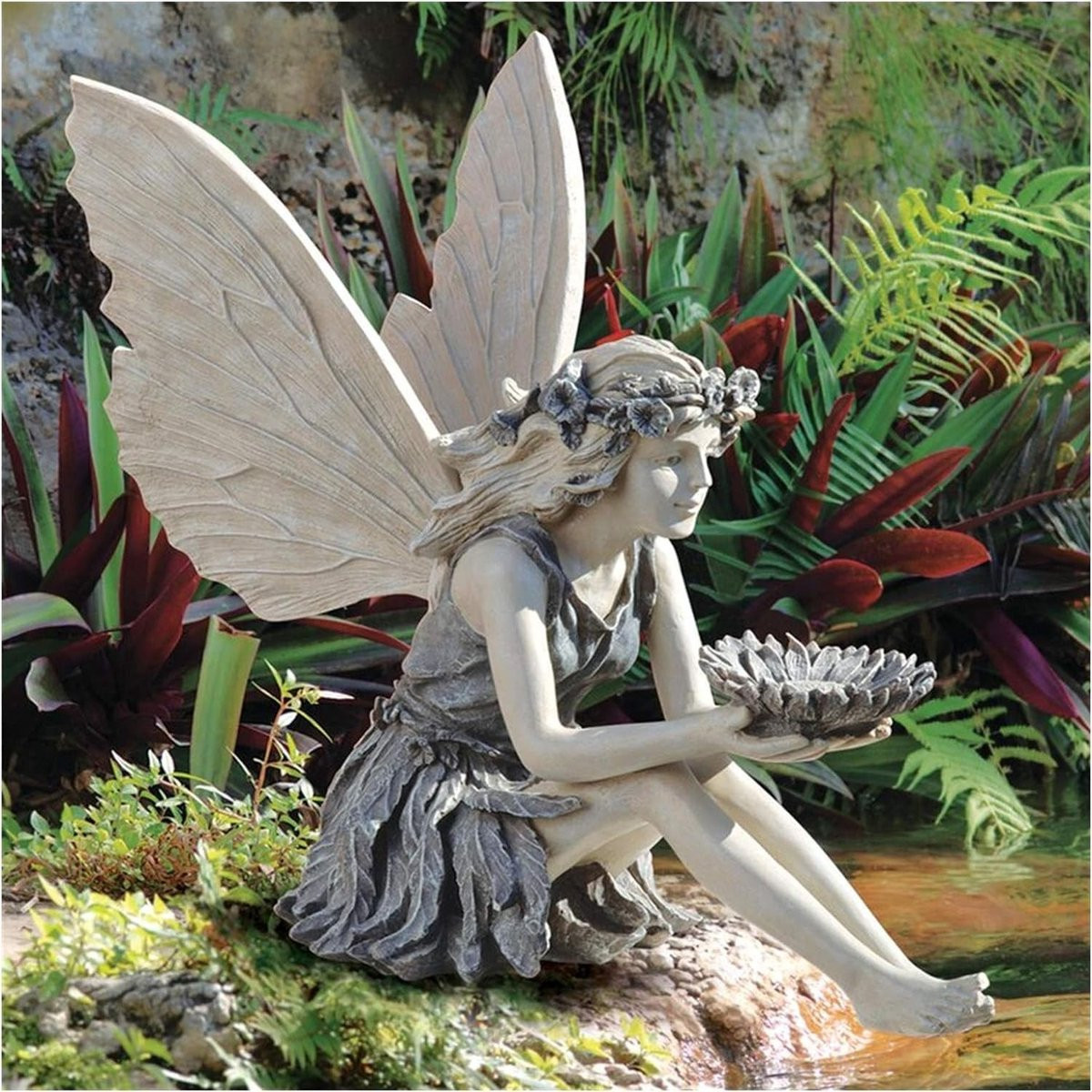 Decoratief tuinornament van een zittende magische elf, weerbestendig handgemaakt resin beeldje voor binnen en buiten