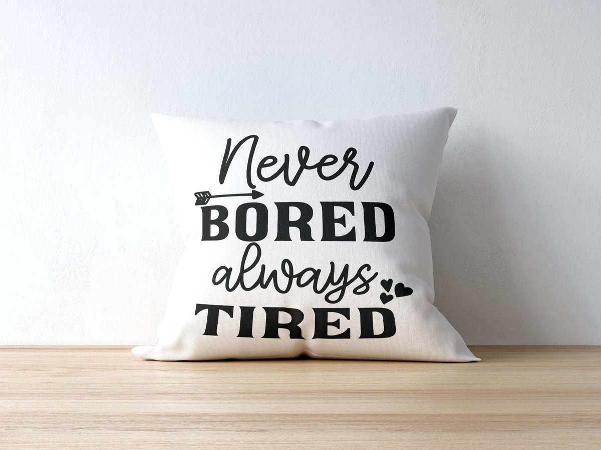 Sierkussen Never Bored Always Tired voor Mama - Polyester - Moederdag Cadeau