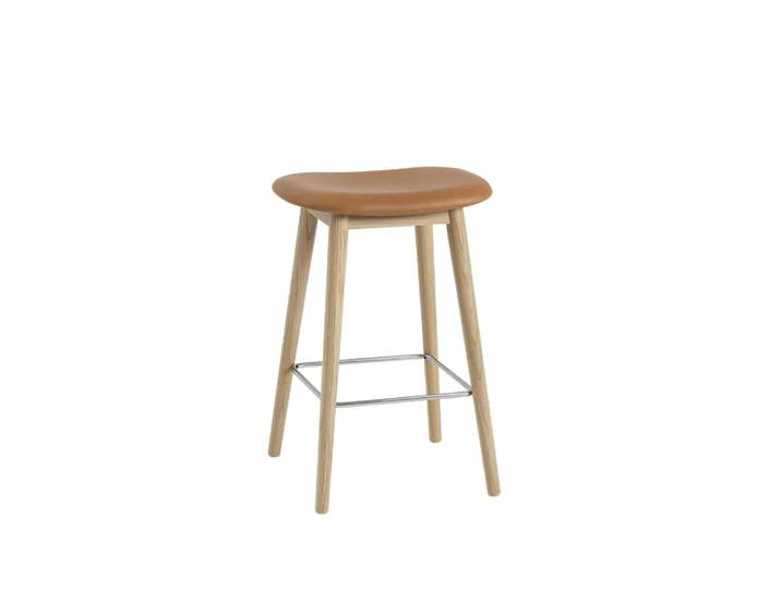 Muuto Fiber counter stool 65 cm leer cognac, eikenhouten poten