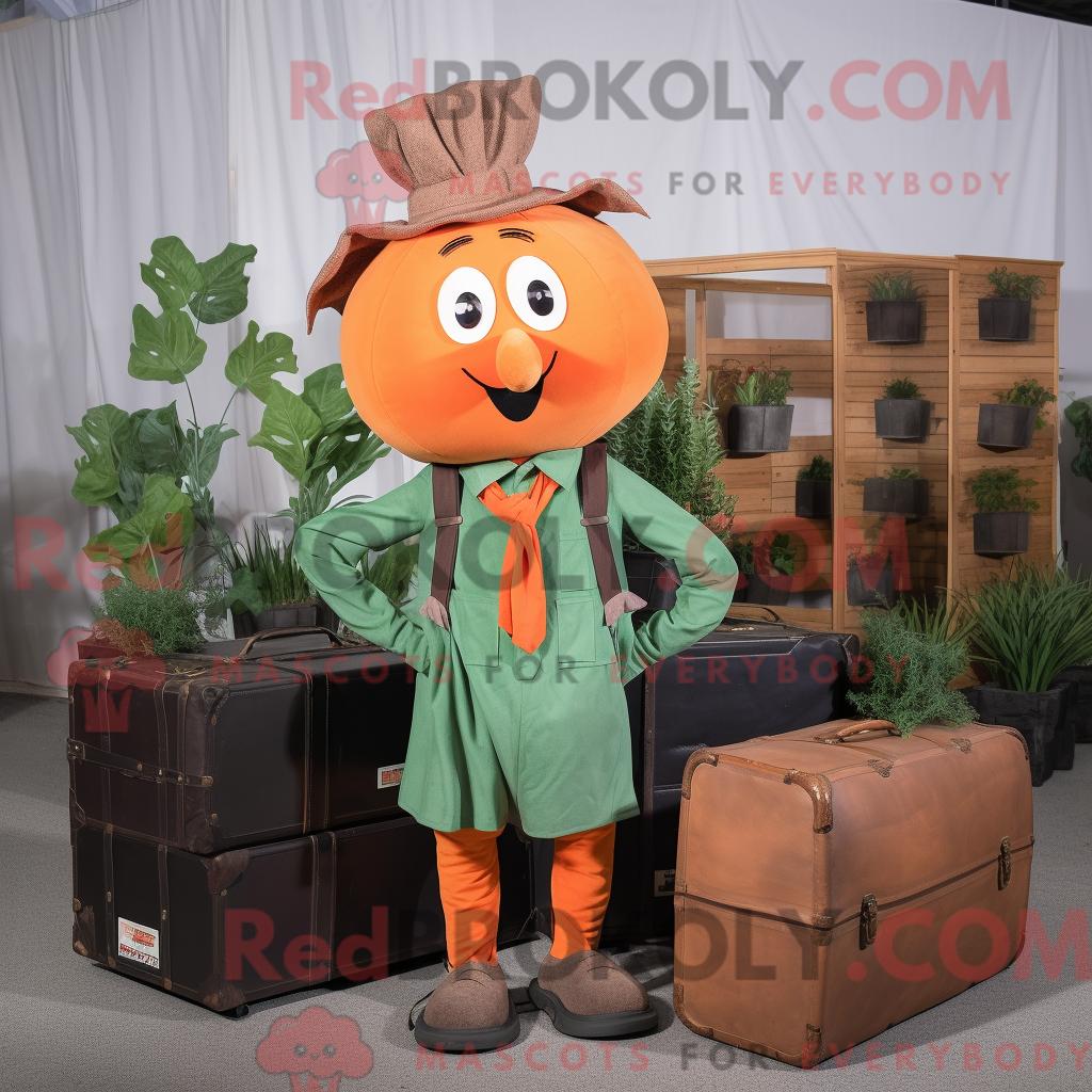 Maskottchen-Charakter REDBROKOLY einer Karotte bekleidet mit Cargohose und Aktentasche