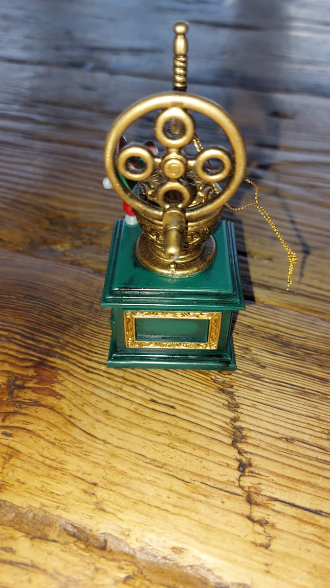 Kerstdorp decoratie voor op de vensterbank met stoommachine, phonograaf en muisje