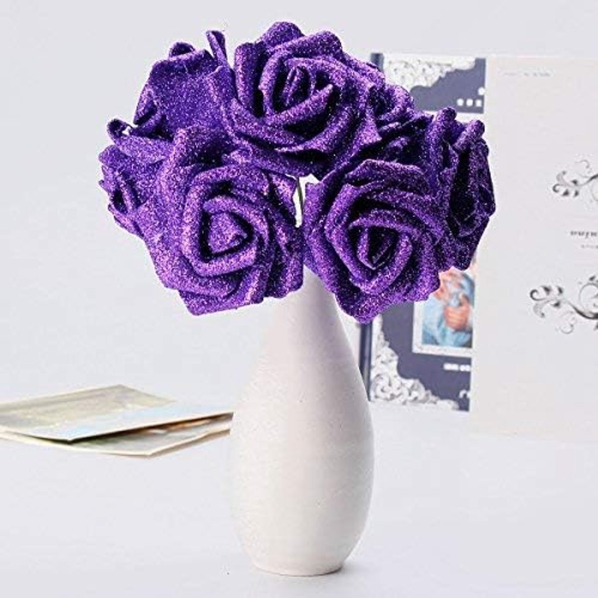 Lila kunstbloemen voor bruiloft en feestelijke decoratie