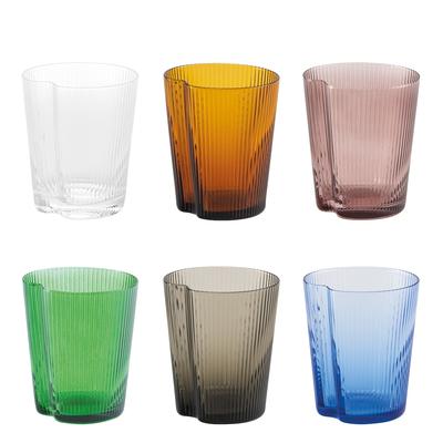Zafferano Set mit 6 praktischen Trinkgläsern aus farbigem mundgeblasenem Glas, stapelbares Design mit vertikal gerillter Oberfläche, verschiedene Farben.