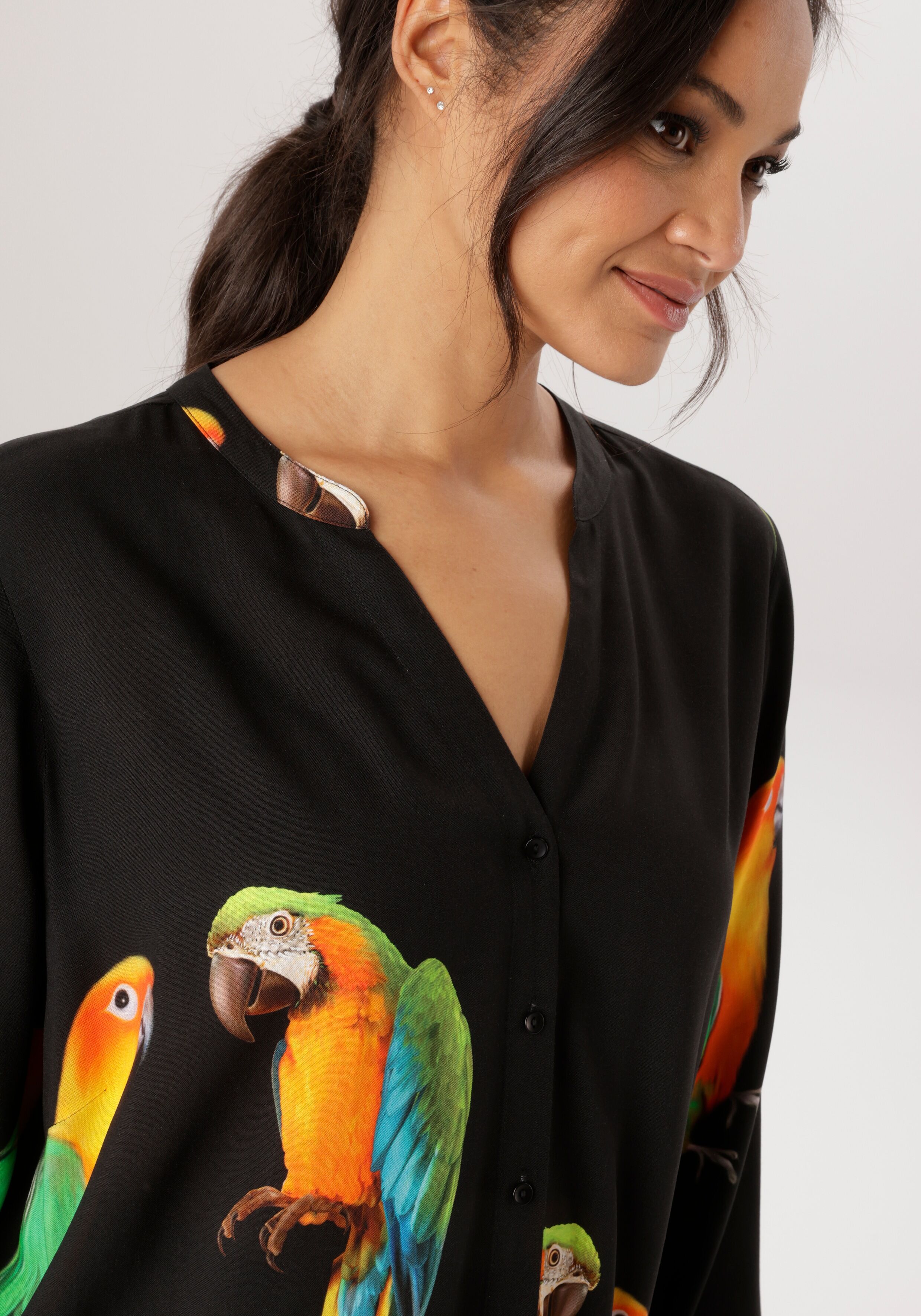 Longbluse ANISTON PLUS, Damen, Gr. 48, bunt (schwarz, bunt), Web, Obermaterial: 100% Viskose, bedruckt, figurumspielend Po-bedeckend, V-Ausschnitt, Blusen Longbluse, Mit ausgefallenen Papgeien Druck schwarz, bunt 48