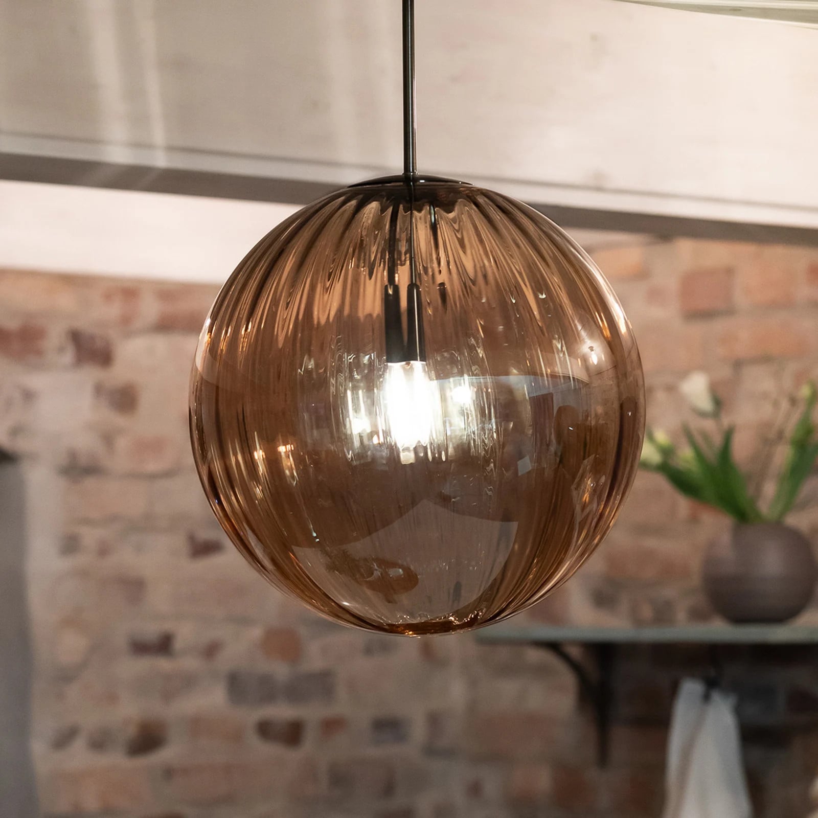 Markslöjd Fengari Hanglamp - Messing en Amber Glas - Scandinavisch Design - Diameter: 25 cm