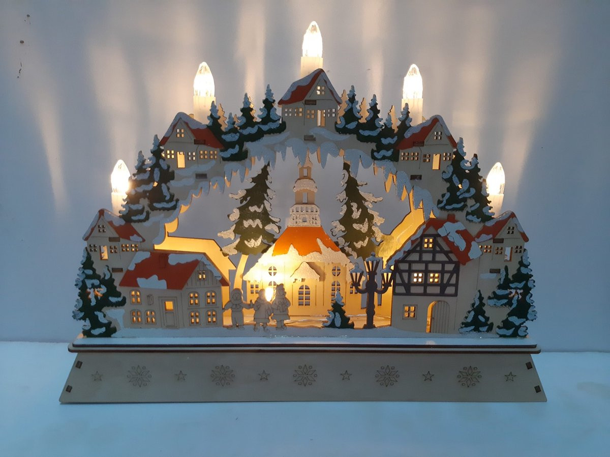 Kerstboog met houtsnijwerk en 5 LED kaarslampjes