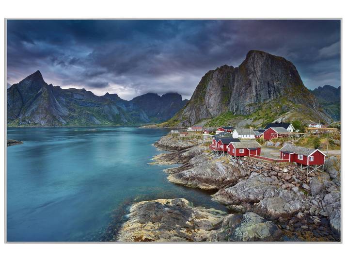 Bild mit Rahmen Skandinavisches Dorf am Fjord 1 image LAND