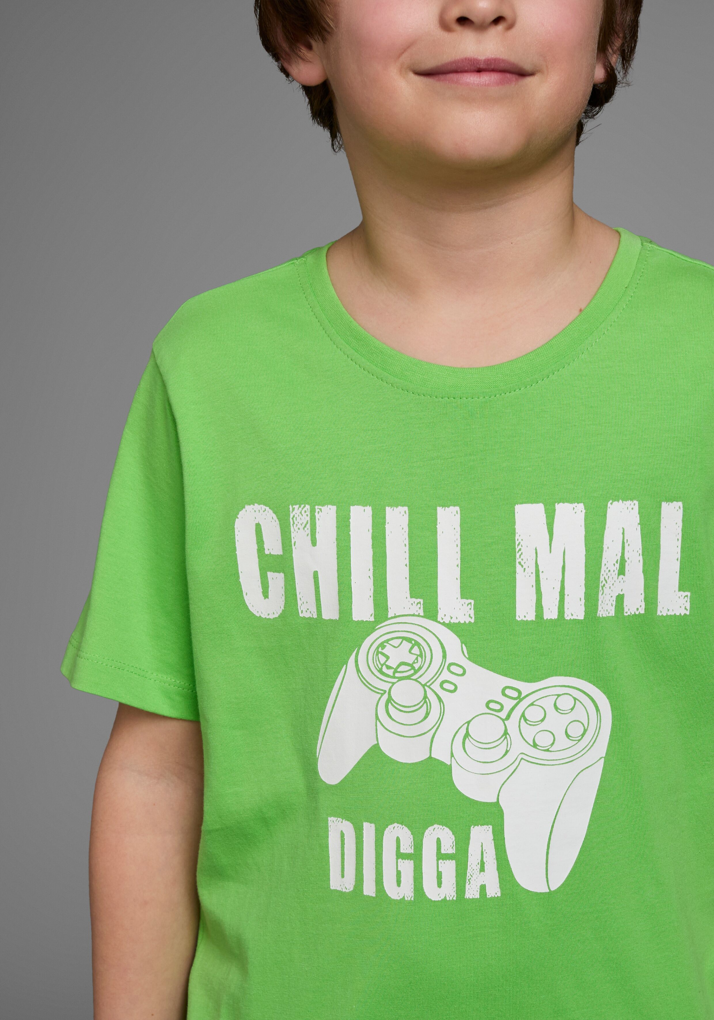 T-Shirt KIDSWORLD "Mit Spruch: CHILL MAL", Jungen, Gr. 128/134, grün, Jersey, Obermaterial: 100% Baumwolle, bedruckt, Basic, Basic, Rundhals, Shirts T-Shirt, Kurzarm, Basic-Stil, mit coolen Schriftzügen, Rundhalsausschnitt grün 128/134