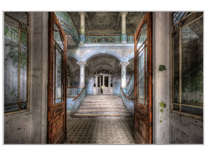 Bild mit Rahmen Lost Place Treppe 2 image LAND