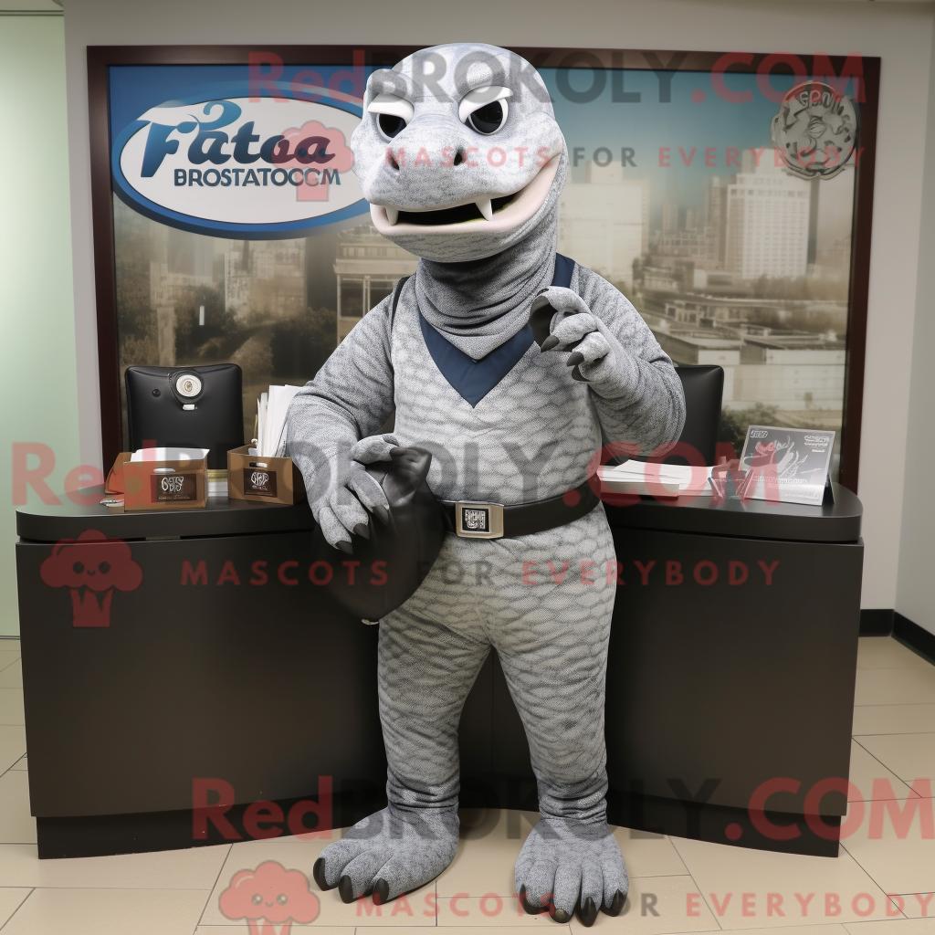 Maskottchenfigur REDBROKOLY einer silbernen Titanoboa mit Bluse und Aktentasche