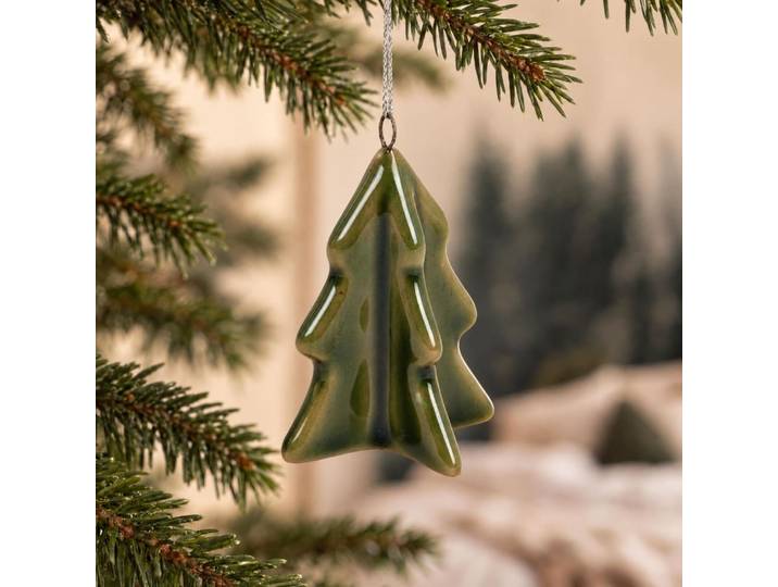 Weihnachtsbaum hängt in grünem Sandstein
