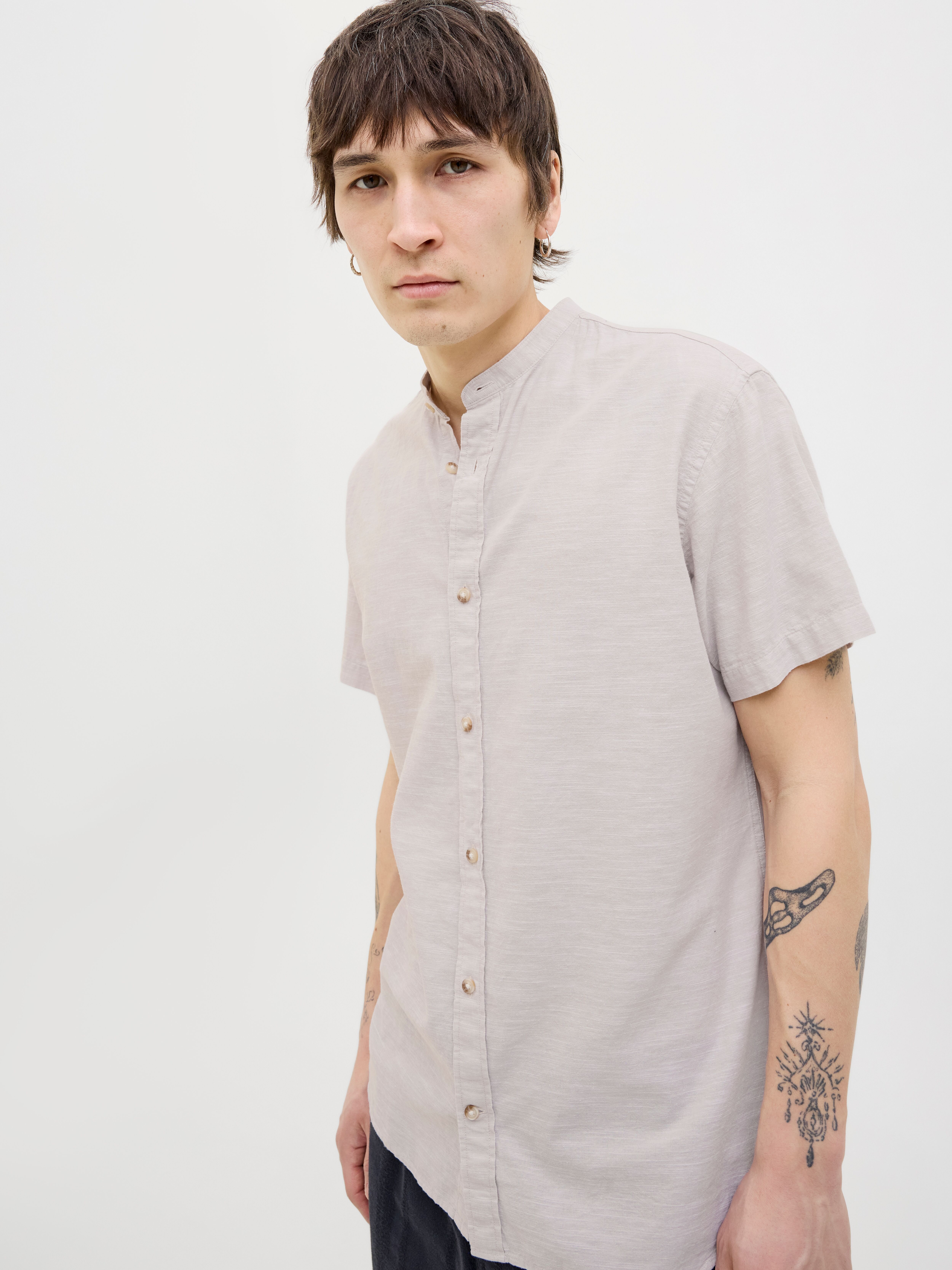 Kurzarmhemd JACK & JONES "JJESUMMER BAND SHIRT SS SN", Herren, Gr. S, N-Gr, beige (crockery), Web, Obermaterial: 83% Baumwolle, 17% Leinen, unifarben, comfort fit taillenbedeckt, ohne Ausschnitt, gerader Abschluss, Hemden Kurzarmhemd, mit Bandkragen crock