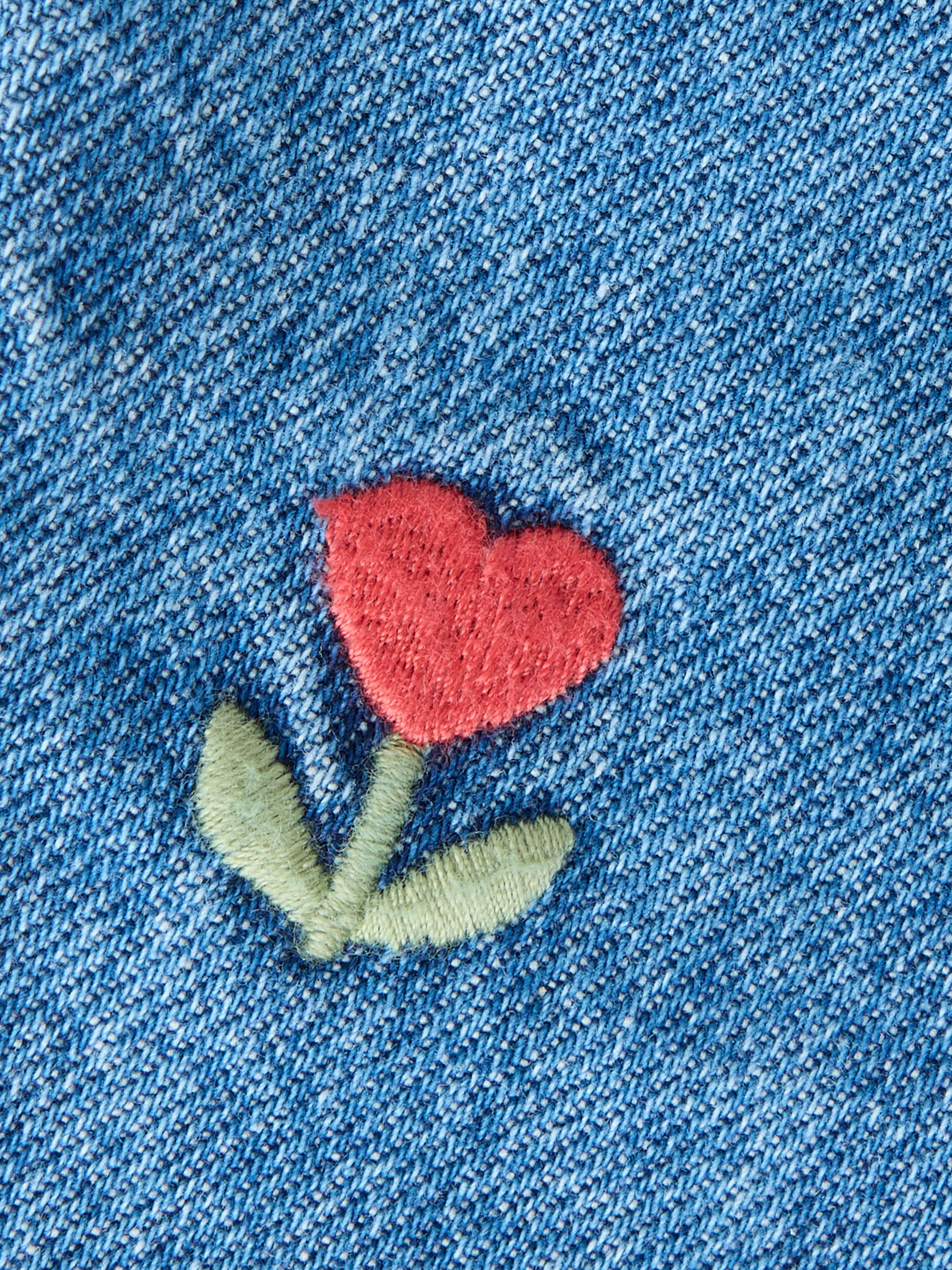 Mom-Jeans NAME IT "NMFBELLA MOM DNM EMB JEANS 5526-BP", Mädchen, Gr. 122, N-Gr, blau (medium blau denim aop:emb), Denim/Jeans, Obermaterial: 100% Baumwolle, Abriebeffekte, bestickt, mom fit lang, Jeans Mom-Jeans, Baumwolle, mom fit