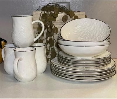 Red Vanilla Hudson Valley 16Pc Dinner Set