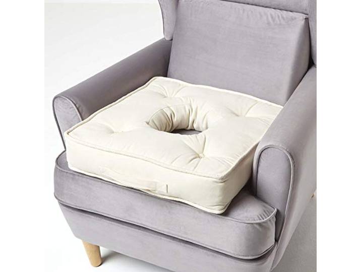 Homescapes Orthopädisches Sitzkissen 50x50 cm, Entlastungskissen mit Aussparung für Steißbein & Hämorrhoiden, 10 cm Sitzerhöhung Sessel, ergonomisches Lochkissen Creme mit Baumwollbezug