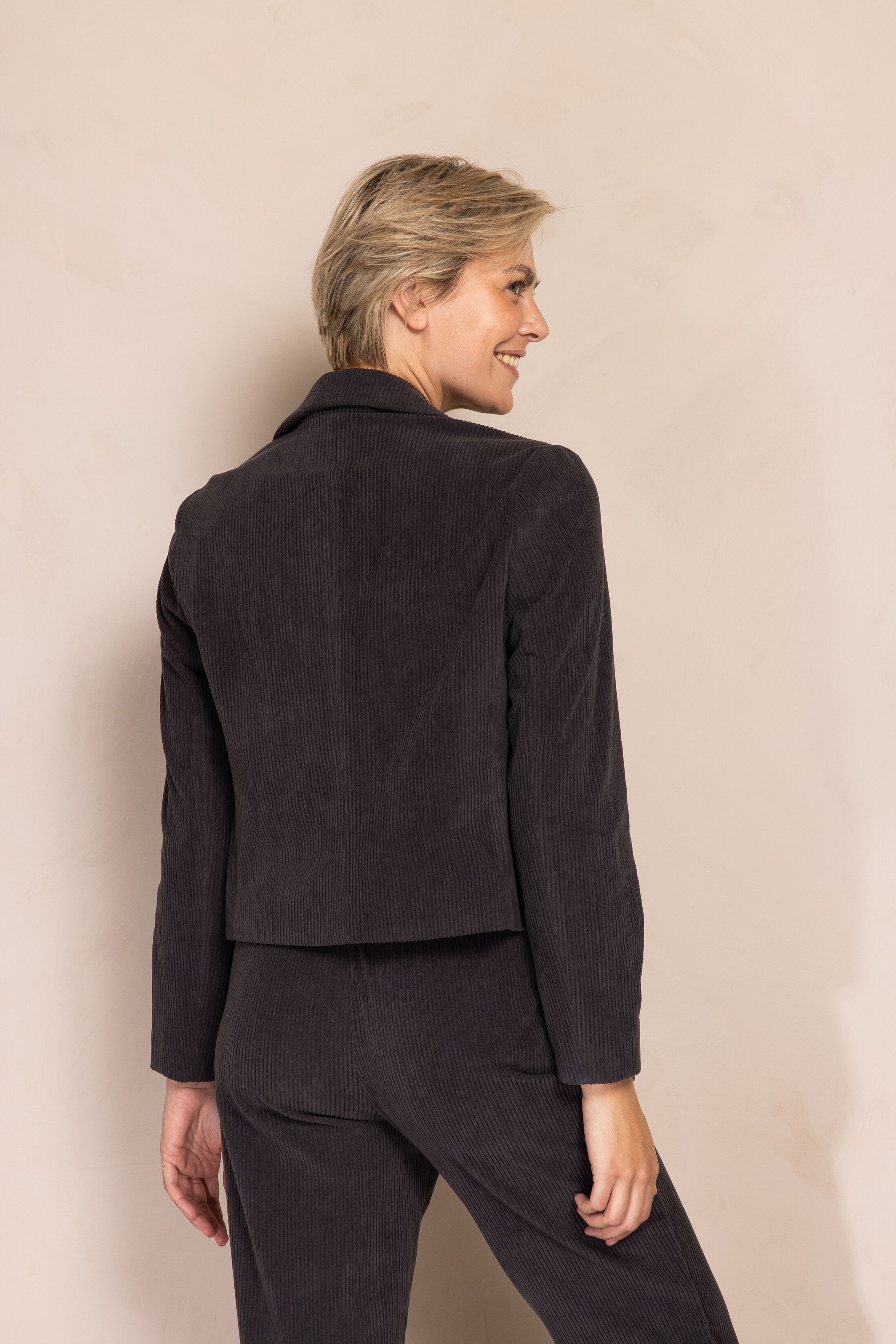 Kurzblazer ZHRILL "Cord ZHJOJO", Damen, Gr. M, grau (anthra), Cord, Obermaterial: 100% Polyester, unifarben, gerade taillenbedeckt, Blazer Kurzblazer, lässiger Stil, gerade Passform, aus Polyester, mit Reverskragen anthra M
