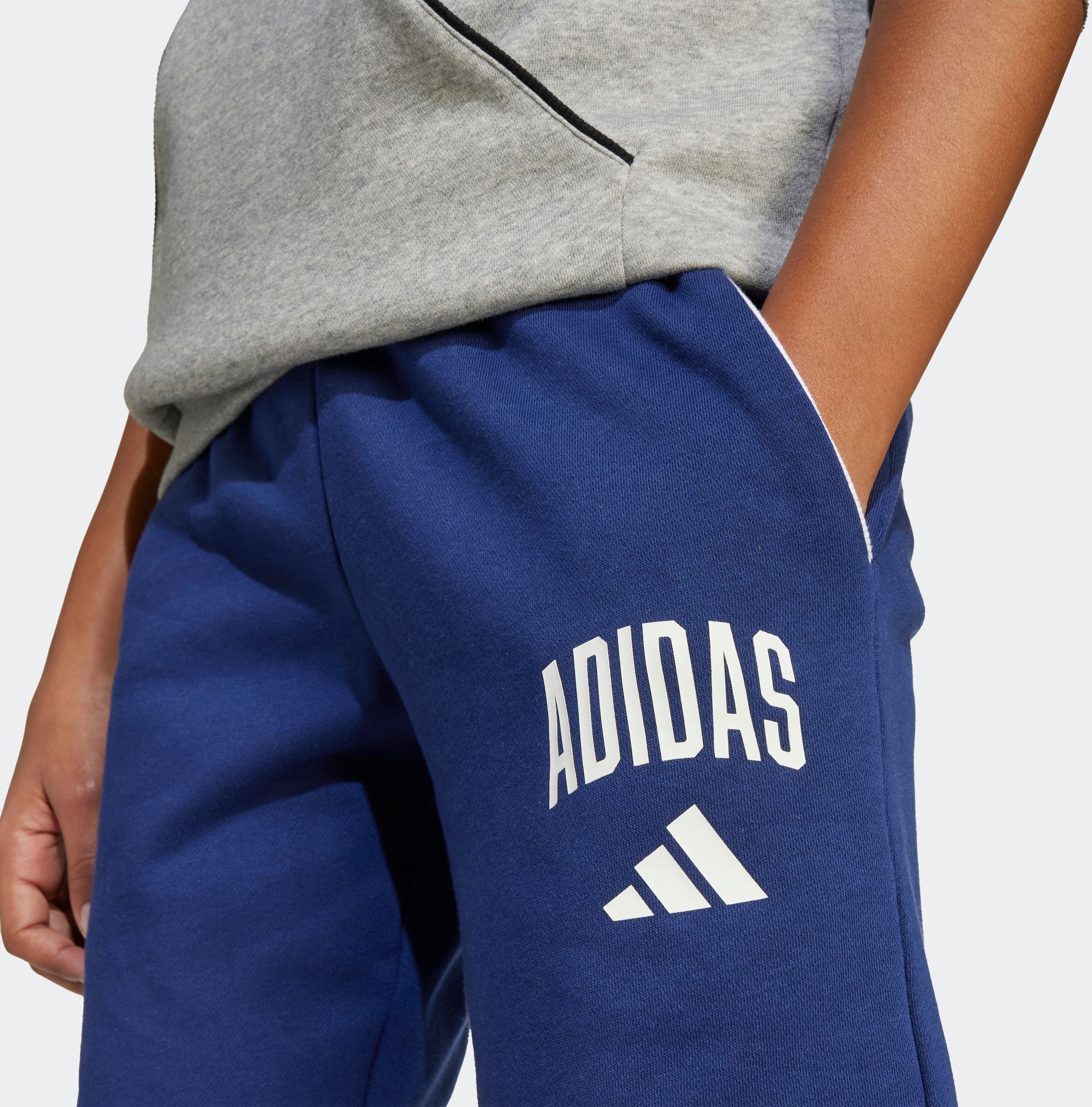 Shorts ADIDAS SPORTSWEAR "SEASONALS ESSENTIALS COLLEGIATE TYPOGRAPHY KIDS", Mädchen, Gr. 164, N-Gr, blau (dunkelblau, weiß,), Obermaterial: 70% Baumwolle, 30% Polyester, Hosen Shorts, für Kinder und Teens, sportlicher Stil, aus Baumwolle und Polyester dun