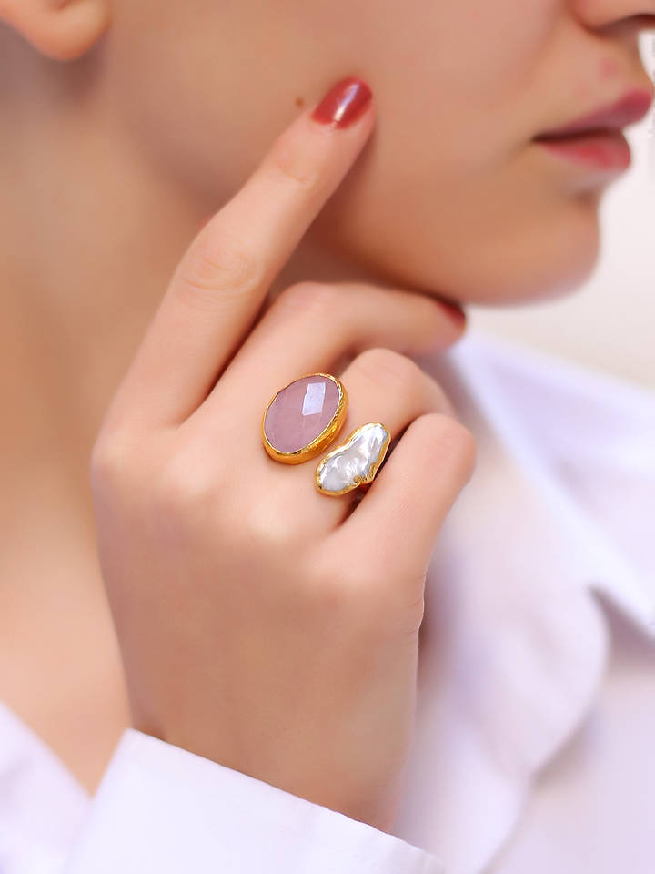 Pierres de Jade Vergold. Ring mit Edelstein und Perle - onesize