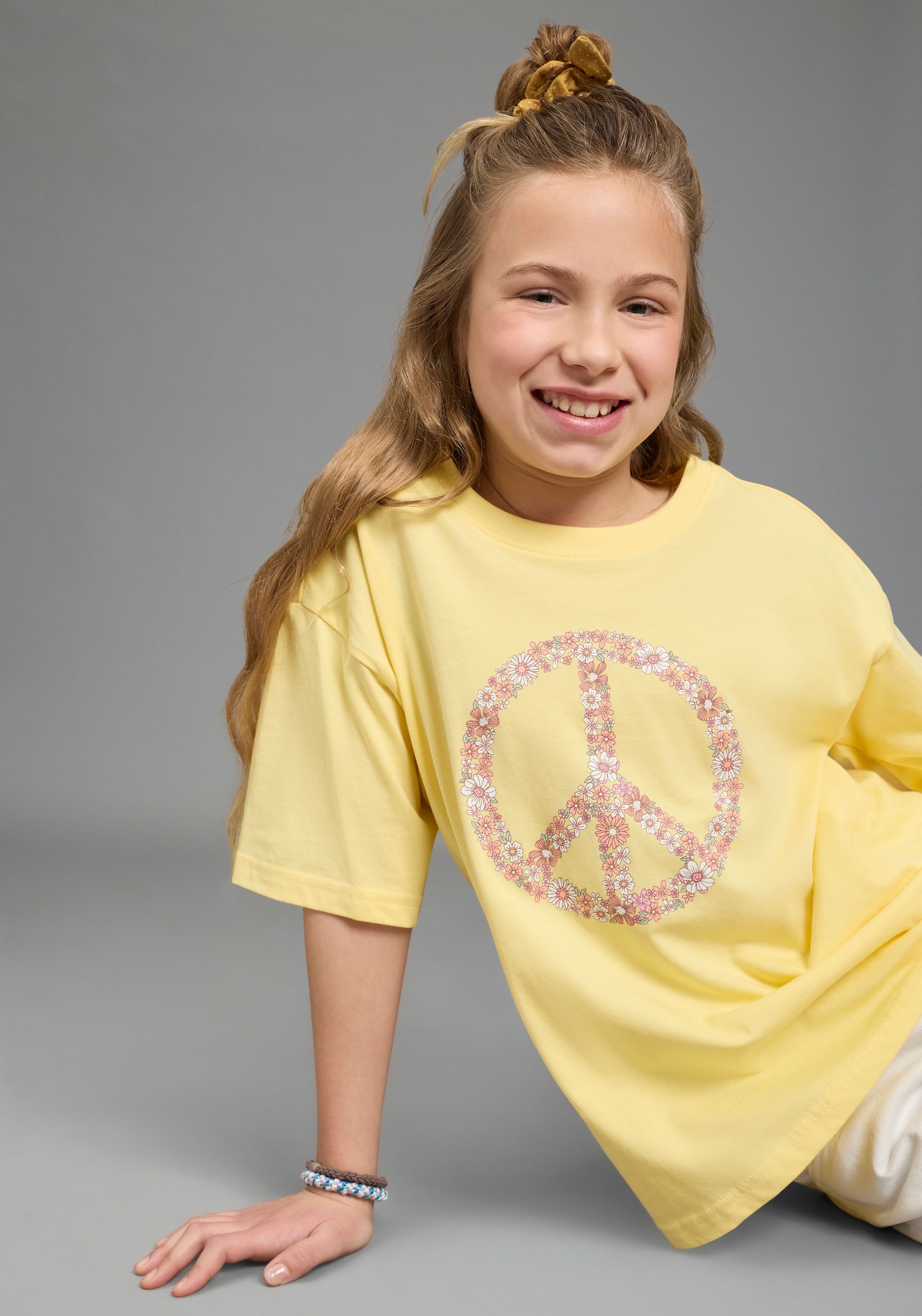T-Shirt KIDSWORLD "T-Shirt Peacezeichen-Druck", Mädchen, Gr. 164/170, gelb, Single Jersey, Obermaterial: 100% Baumwolle, bedruckt, geblümt, lässig geschnitten, Rundhals, Shirts T-Shirt, lässige Passform, Kurzarm, mit Rundhalsausschnitt, aus Baumwolle gelb
